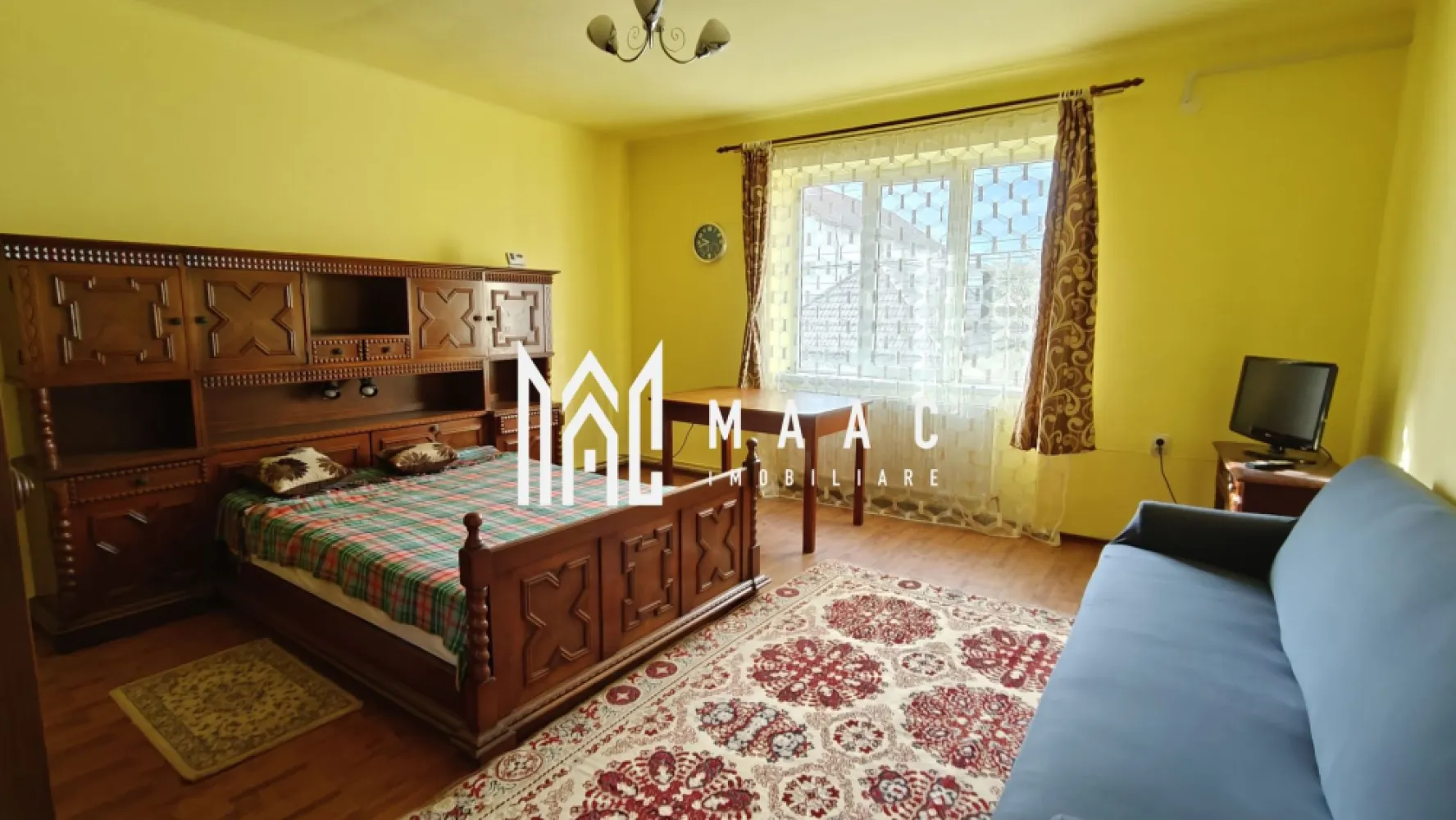 Apartament 2 dormitoare I 75 mpu I La casă I Dumbrăvii - MAAC Imobiliare propune spre închiriere un apartament la casă, situat în apropiere de Calea Dumbrăvii, într-una dintre cele mai bune zone ale Sibiului. Apartamentul are o suprafață utilă de 75 mp și se află la etajul 1, fiind compartimentat practic în două camere decomandate, care pot fi folosite ca dormitoare, birouri sau camere de zi, o bucătărie închisă, baie cu cadă și geam pentru aerisire, precum și un mic spațiu pentru depozitare. Locuința este disponibilă imediat pentru închiriere, însă nu se acceptă fumători sau animale de companie. La semnarea contractului se achită o lună de chirie și o lună garanție. Pentru mai multe detalii și programarea unei vizionări, contactați MAAC Imobiliare, menționând ID: CP2906139. }}