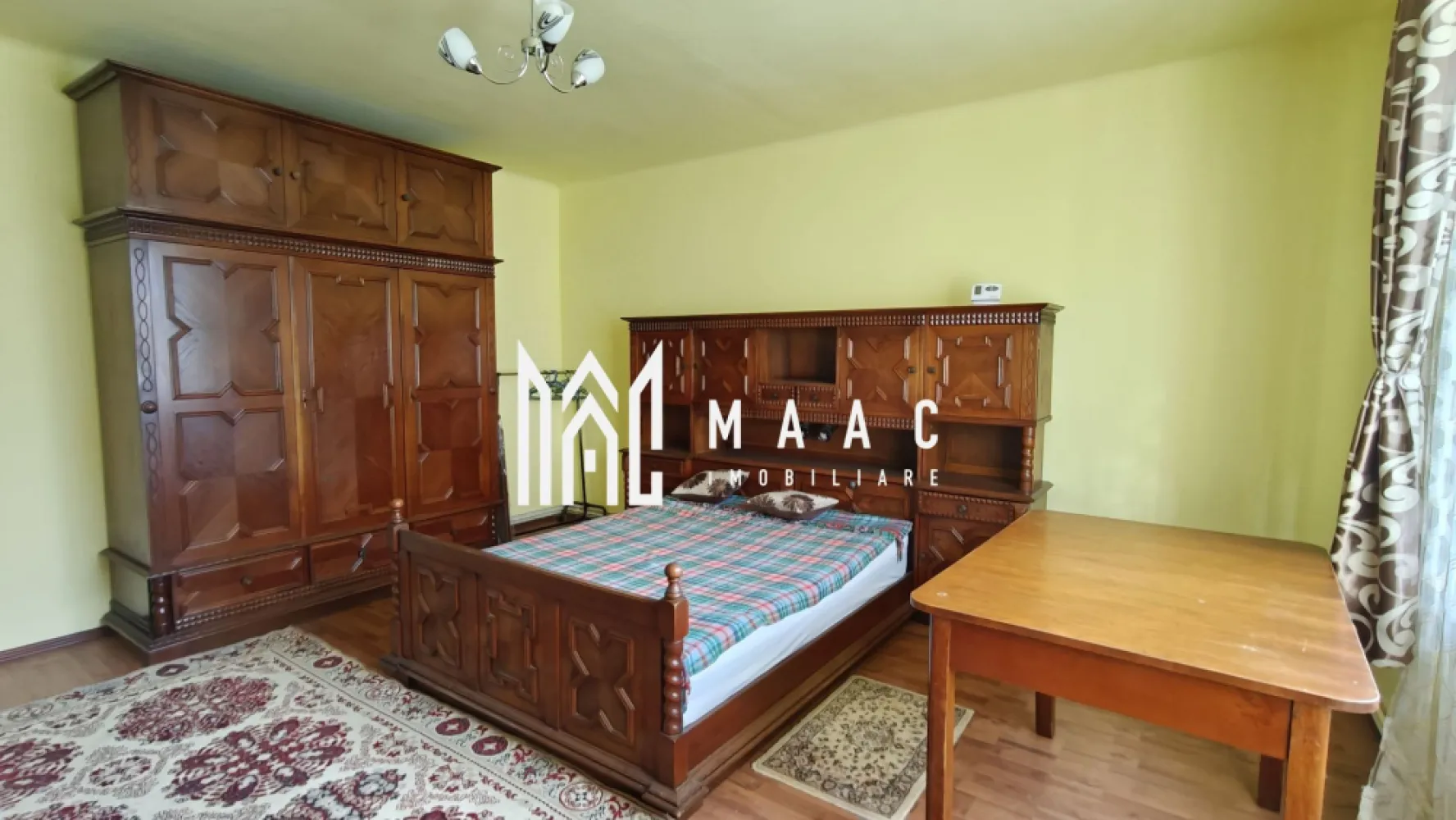 Apartament 2 dormitoare I 75 mpu I La casă I Dumbrăvii - MAAC Imobiliare propune spre închiriere un apartament la casă, situat în apropiere de Calea Dumbrăvii, într-una dintre cele mai bune zone ale Sibiului. Apartamentul are o suprafață utilă de 75 mp și se află la etajul 1, fiind compartimentat practic în două camere decomandate, care pot fi folosite ca dormitoare, birouri sau camere de zi, o bucătărie închisă, baie cu cadă și geam pentru aerisire, precum și un mic spațiu pentru depozitare. Locuința este disponibilă imediat pentru închiriere, însă nu se acceptă fumători sau animale de companie. La semnarea contractului se achită o lună de chirie și o lună garanție. Pentru mai multe detalii și programarea unei vizionări, contactați MAAC Imobiliare, menționând ID: CP2906139. }}