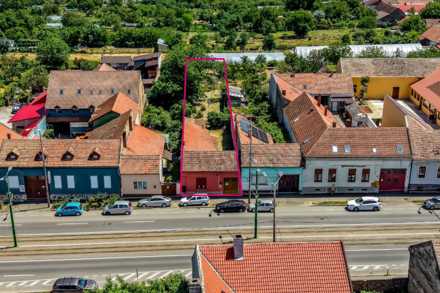 Casă solidă din cărămidă cu potențial EXCEPȚIONAL pe Calea Timișorii - Comision 0%
O proprietate rară, amplasată pe una dintre cele mai căutate artere din Arad, ideală atât pentru locuit, cât și pentru investiție sau spațiu comercial. Vorbim despre o casă autentică, foarte solidă, construită din cărămidă, fără igrasie, care merită renovată și pusă în valoare, nu demolată.

Proprietatea este amplasată pe un teren de 933 mp, cu front stradal de 9 ml și acces auto în curte. Casa este compusă din 3 camere, baie, bucătărie și anexe, având în plus pivniță și un pod aflat într-o stare foarte bună – un mare avantaj pentru orice viitor proiect de renovare.

Poziționarea excelentă și vizibilitatea foarte bună oferă multiple posibilități: locuință cu personalitate, cabinet, showroom sau investiție imobiliară pe termen lung.

Cred foarte mult în potențialul acestei proprietăți pentru că astfel de case, cu structură bună și amplasare premium, apar tot mai rar pe piață.

📞 Pentru detalii și programarea unei vizionări:
Blaga Flavius – 0754467525 Consultant imobiliar acreditat APAIR (Asociația Profesională a Agenților Imobiliari din România)

Nu dispui de toată suma? Te ajutăm noi gratuit! Îți obținem oferte de la 16 bănci.
Ai o proprietate de vânzare în Arad și vrei să știi cât valorează cu adevărat?

Birou: ACASĂ | Agenție imobiliară Arad
Adresă: Bulevardul Decebal 2, Arad 310133