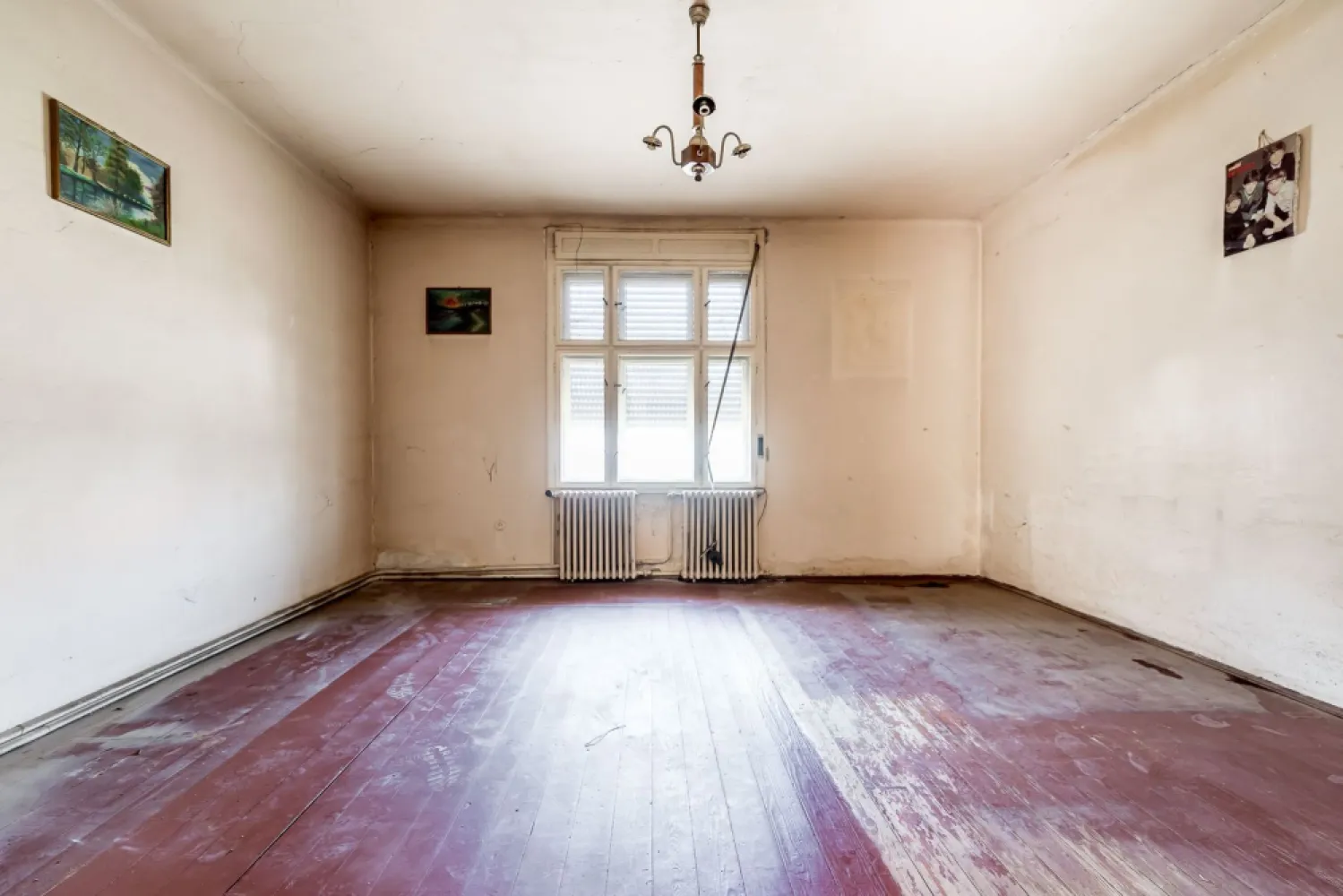 Casă solidă din cărămidă cu potențial EXCEPȚIONAL pe Calea Timișorii - Comision 0%
O proprietate rară, amplasată pe una dintre cele mai căutate artere din Arad, ideală atât pentru locuit, cât și pentru investiție sau spațiu comercial. Vorbim despre o casă autentică, foarte solidă, construită din cărămidă, fără igrasie, care merită renovată și pusă în valoare, nu demolată.

Proprietatea este amplasată pe un teren de 933 mp, cu front stradal de 9 ml și acces auto în curte. Casa este compusă din 3 camere, baie, bucătărie și anexe, având în plus pivniță și un pod aflat într-o stare foarte bună – un mare avantaj pentru orice viitor proiect de renovare.

Poziționarea excelentă și vizibilitatea foarte bună oferă multiple posibilități: locuință cu personalitate, cabinet, showroom sau investiție imobiliară pe termen lung.

Cred foarte mult în potențialul acestei proprietăți pentru că astfel de case, cu structură bună și amplasare premium, apar tot mai rar pe piață.

📞 Pentru detalii și programarea unei vizionări:
Blaga Flavius – 0754467525 Consultant imobiliar acreditat APAIR (Asociația Profesională a Agenților Imobiliari din România)

Nu dispui de toată suma? Te ajutăm noi gratuit! Îți obținem oferte de la 16 bănci.
Ai o proprietate de vânzare în Arad și vrei să știi cât valorează cu adevărat?

Birou: ACASĂ | Agenție imobiliară Arad
Adresă: Bulevardul Decebal 2, Arad 310133