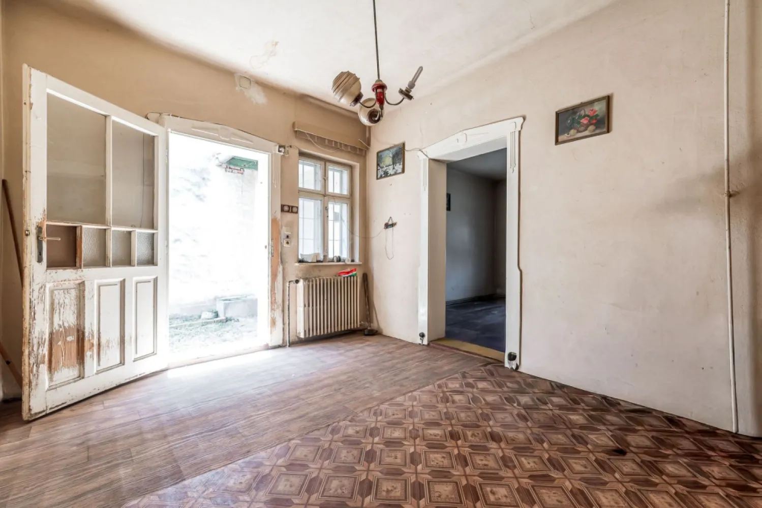 Casă solidă din cărămidă cu potențial EXCEPȚIONAL pe Calea Timișorii - Comision 0%
O proprietate rară, amplasată pe una dintre cele mai căutate artere din Arad, ideală atât pentru locuit, cât și pentru investiție sau spațiu comercial. Vorbim despre o casă autentică, foarte solidă, construită din cărămidă, fără igrasie, care merită renovată și pusă în valoare, nu demolată.

Proprietatea este amplasată pe un teren de 933 mp, cu front stradal de 9 ml și acces auto în curte. Casa este compusă din 3 camere, baie, bucătărie și anexe, având în plus pivniță și un pod aflat într-o stare foarte bună – un mare avantaj pentru orice viitor proiect de renovare.

Poziționarea excelentă și vizibilitatea foarte bună oferă multiple posibilități: locuință cu personalitate, cabinet, showroom sau investiție imobiliară pe termen lung.

Cred foarte mult în potențialul acestei proprietăți pentru că astfel de case, cu structură bună și amplasare premium, apar tot mai rar pe piață.

📞 Pentru detalii și programarea unei vizionări:
Blaga Flavius – 0754467525 Consultant imobiliar acreditat APAIR (Asociația Profesională a Agenților Imobiliari din România)

Nu dispui de toată suma? Te ajutăm noi gratuit! Îți obținem oferte de la 16 bănci.
Ai o proprietate de vânzare în Arad și vrei să știi cât valorează cu adevărat?

Birou: ACASĂ | Agenție imobiliară Arad
Adresă: Bulevardul Decebal 2, Arad 310133