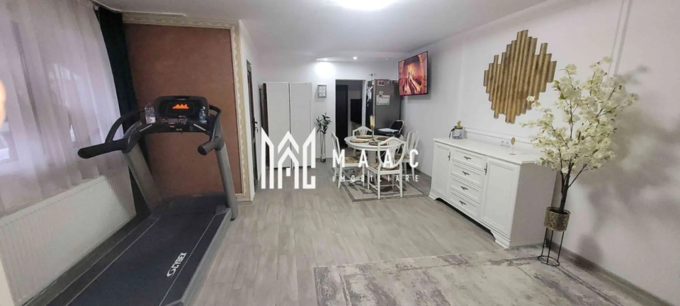 Casă 4 camere I 135 mp I Renovată I Curte 505 mp I Cristian - MAAC Imobiliare vă propune spre vânzare o casă cu 4 camere spațioase, situată în comuna Cristian, într-o zonă foarte apreciată a Sibiului, ideală pentru familii sau pentru cei care își doresc o locuință bine compartimentată, pe un singur nivel. Casa are o suprafață utilă de 135 mp, este întreținută impecabil și oferă un confort excelent atât prin compartimentare, cât și prin dotările moderne. Compartimentare: - dormitor matrimonial, dormitor copii, living, bucătărie, baie spațioasă, baie de serviciu - salon de înfrumusețare (cu intrare separată), pod, garaj, filigorie, depozit lemne, anexe gospodărești Una dintre camere a fost transformată în salon de înfrumusețare, cu acces separat, ceea ce reprezintă un avantaj major pentru activități comerciale sau profesii liberale. Proprietatea dispune de poartă automatizată, sistem de supraveghere video, aer condiționat și toate utilitățile necesare. Curtea este generoasă și frumos amenajată, cu zonă de barbeque, loc de joacă pentru copii și fântână cu apă potabilă. Casa a fost renovată complet, cu instalații electrice și sanitare noi, finisaje de calitate și mobilier realizat la comandă, iar întreaga locuință se prezintă într-o stare excelentă, cu atenție la detalii și un stil elegant. Disponibilitatea este imediată, ceea ce face ca această proprietate să fie o oportunitate ideală pentru cei care își caută casa mult dorită. Pentru mai multe detalii, vă rugăm să menționați telefonic ID: CP2905351. }}