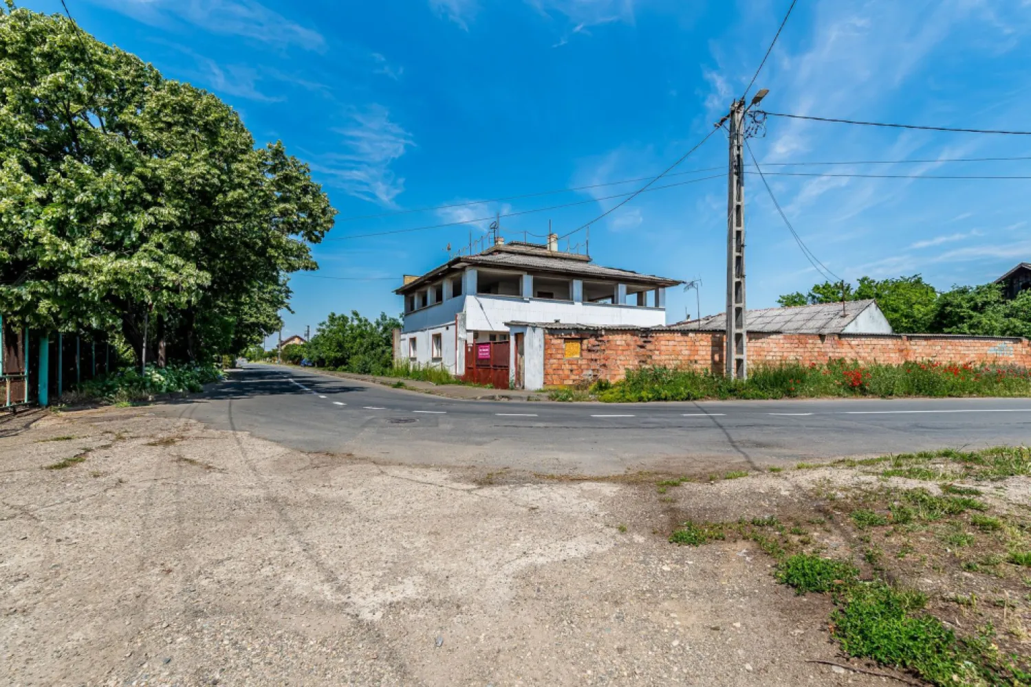 Teren de 1261 mp pe colt, in Aradul Nou, cu front de 60 m + 23 m - Va propunem spre vanzare o parcela de teren cu potential comercial si logistic deosebit, situata intr-o zona cu trafic intens si vizibilitate maxima din cartierul Aradul Nou. Proprietatea reprezinta o oportunitate strategica pentru dezvoltare imobiliara sau pentru implementarea unui business de servicii, datorita pozitiei sale unice pe colt.

Terenul are o suprafata totala de 1261 mp si beneficiaza de deschidere pe doua străzi, oferind un front stradal cumulat deosebit de generos.

Indicatori tehnici si configuratie:
Suprafata teren: 1261 mp
Pozitionare pe colt, oferind vizibilitate si impact vizual maxim pentru fluxul auto.
Front stradal principal: 60 de m la strada circulata.
Front stradal secundar: 23 de m la strada circulata.
Procent de ocupare a terenului (POT): 35%
Coeficient de utilizare a terenului (CUT): 0.95

Amplasare strategica: zona excelent conectata la rețeaua urbana si la nodurile de iesire din oras (autostrada A1, directia Timisoara).

Pret: 249.000 € (197 €/mp) | COMISION 0%

Pentru detalii și vizionare:
Sebastian Nica – 0722 252 639

Nu dispui de toată suma? Te ajutăm noi gratuit! Îți obținem oferte de la 16 bănci.

Ai o proprietate de vânzare în Arad și vrei să știi cât valorează cu adevărat?
Sună-mă pentru o evaluare gratuită, fără obligații.

Birou: ACASĂ | Agenție imobiliară Arad
Bulevardul Decebal 2, Arad 310133