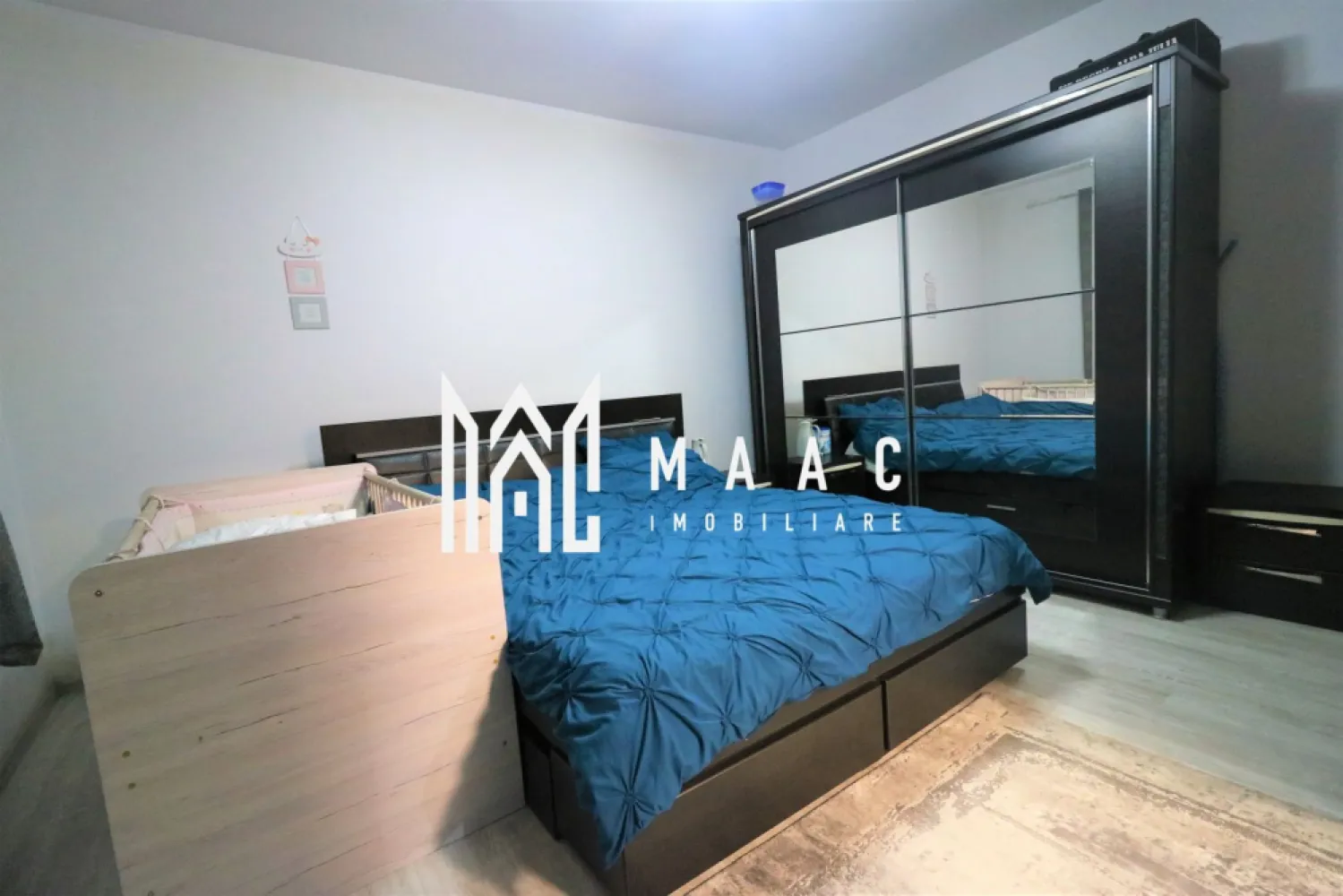 Casă 4 camere I 135 mp I Renovată I Curte 505 mp I Cristian - MAAC Imobiliare vă propune spre vânzare o casă cu 4 camere spațioase, situată în comuna Cristian, într-o zonă foarte apreciată a Sibiului, ideală pentru familii sau pentru cei care își doresc o locuință bine compartimentată, pe un singur nivel. Casa are o suprafață utilă de 135 mp, este întreținută impecabil și oferă un confort excelent atât prin compartimentare, cât și prin dotările moderne. Compartimentare: - dormitor matrimonial, dormitor copii, living, bucătărie, baie spațioasă, baie de serviciu - salon de înfrumusețare (cu intrare separată), pod, garaj, filigorie, depozit lemne, anexe gospodărești Una dintre camere a fost transformată în salon de înfrumusețare, cu acces separat, ceea ce reprezintă un avantaj major pentru activități comerciale sau profesii liberale. Proprietatea dispune de poartă automatizată, sistem de supraveghere video, aer condiționat și toate utilitățile necesare. Curtea este generoasă și frumos amenajată, cu zonă de barbeque, loc de joacă pentru copii și fântână cu apă potabilă. Casa a fost renovată complet, cu instalații electrice și sanitare noi, finisaje de calitate și mobilier realizat la comandă, iar întreaga locuință se prezintă într-o stare excelentă, cu atenție la detalii și un stil elegant. Disponibilitatea este imediată, ceea ce face ca această proprietate să fie o oportunitate ideală pentru cei care își caută casa mult dorită. Pentru mai multe detalii, vă rugăm să menționați telefonic ID: CP2905351. }}