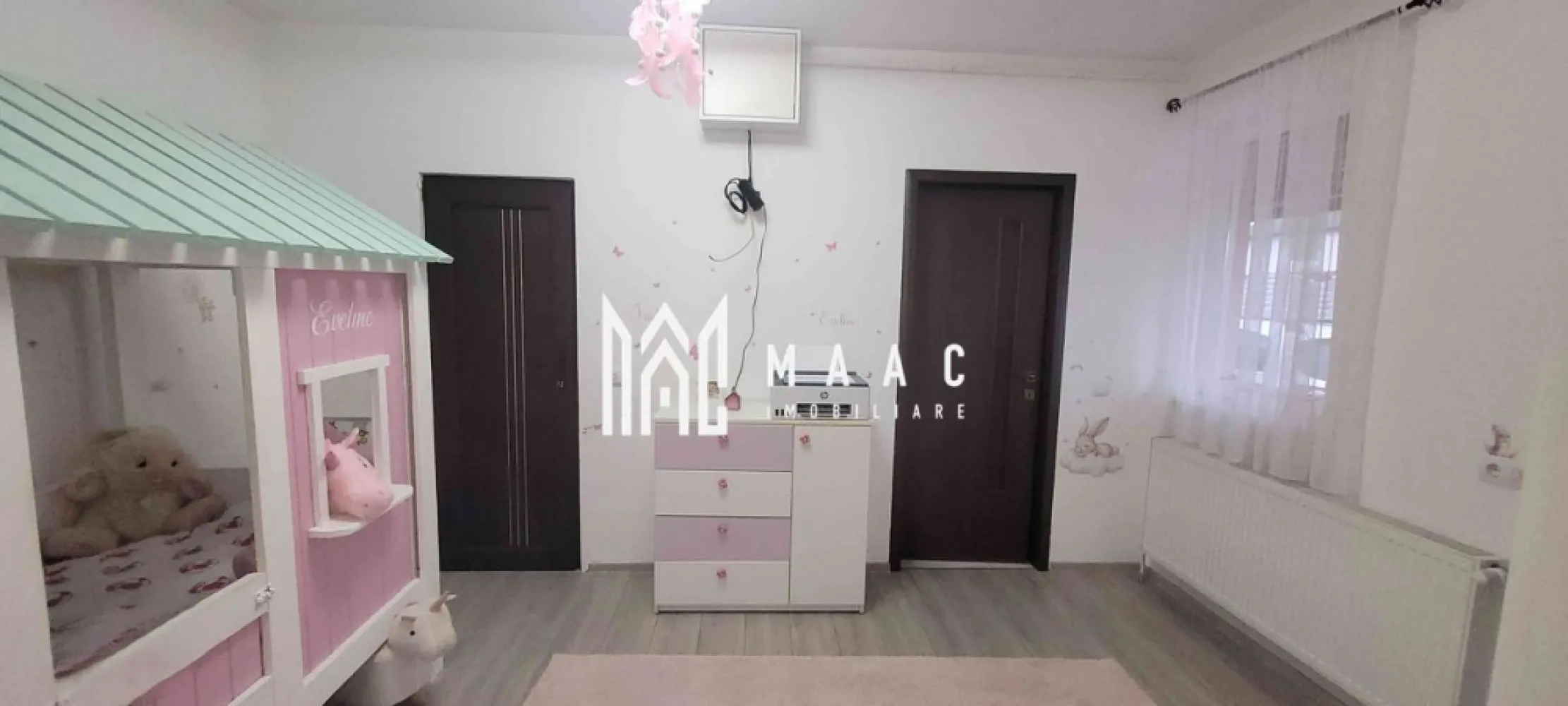 Casă 4 camere I 135 mp I Renovată I Curte 505 mp I Cristian - MAAC Imobiliare vă propune spre vânzare o casă cu 4 camere spațioase, situată în comuna Cristian, într-o zonă foarte apreciată a Sibiului, ideală pentru familii sau pentru cei care își doresc o locuință bine compartimentată, pe un singur nivel. Casa are o suprafață utilă de 135 mp, este întreținută impecabil și oferă un confort excelent atât prin compartimentare, cât și prin dotările moderne. Compartimentare: - dormitor matrimonial, dormitor copii, living, bucătărie, baie spațioasă, baie de serviciu - salon de înfrumusețare (cu intrare separată), pod, garaj, filigorie, depozit lemne, anexe gospodărești Una dintre camere a fost transformată în salon de înfrumusețare, cu acces separat, ceea ce reprezintă un avantaj major pentru activități comerciale sau profesii liberale. Proprietatea dispune de poartă automatizată, sistem de supraveghere video, aer condiționat și toate utilitățile necesare. Curtea este generoasă și frumos amenajată, cu zonă de barbeque, loc de joacă pentru copii și fântână cu apă potabilă. Casa a fost renovată complet, cu instalații electrice și sanitare noi, finisaje de calitate și mobilier realizat la comandă, iar întreaga locuință se prezintă într-o stare excelentă, cu atenție la detalii și un stil elegant. Disponibilitatea este imediată, ceea ce face ca această proprietate să fie o oportunitate ideală pentru cei care își caută casa mult dorită. Pentru mai multe detalii, vă rugăm să menționați telefonic ID: CP2905351. }}