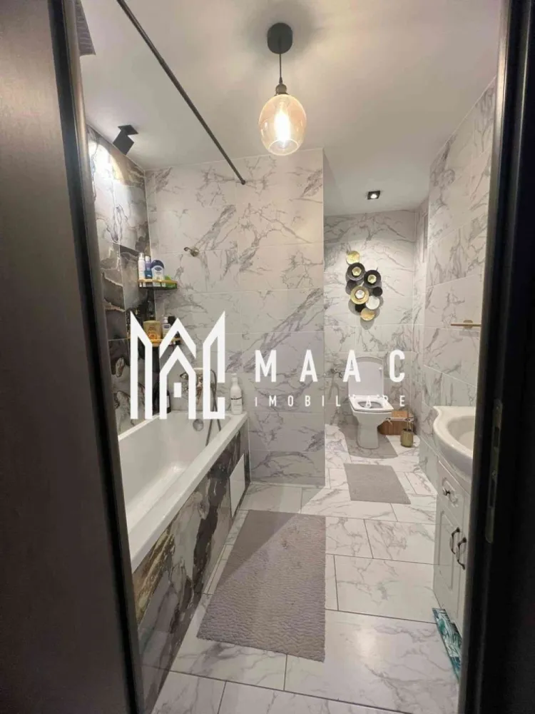 Casă 4 camere I 135 mp I Renovată I Curte 505 mp I Cristian - MAAC Imobiliare vă propune spre vânzare o casă cu 4 camere spațioase, situată în comuna Cristian, într-o zonă foarte apreciată a Sibiului, ideală pentru familii sau pentru cei care își doresc o locuință bine compartimentată, pe un singur nivel. Casa are o suprafață utilă de 135 mp, este întreținută impecabil și oferă un confort excelent atât prin compartimentare, cât și prin dotările moderne. Compartimentare: - dormitor matrimonial, dormitor copii, living, bucătărie, baie spațioasă, baie de serviciu - salon de înfrumusețare (cu intrare separată), pod, garaj, filigorie, depozit lemne, anexe gospodărești Una dintre camere a fost transformată în salon de înfrumusețare, cu acces separat, ceea ce reprezintă un avantaj major pentru activități comerciale sau profesii liberale. Proprietatea dispune de poartă automatizată, sistem de supraveghere video, aer condiționat și toate utilitățile necesare. Curtea este generoasă și frumos amenajată, cu zonă de barbeque, loc de joacă pentru copii și fântână cu apă potabilă. Casa a fost renovată complet, cu instalații electrice și sanitare noi, finisaje de calitate și mobilier realizat la comandă, iar întreaga locuință se prezintă într-o stare excelentă, cu atenție la detalii și un stil elegant. Disponibilitatea este imediată, ceea ce face ca această proprietate să fie o oportunitate ideală pentru cei care își caută casa mult dorită. Pentru mai multe detalii, vă rugăm să menționați telefonic ID: CP2905351. }}