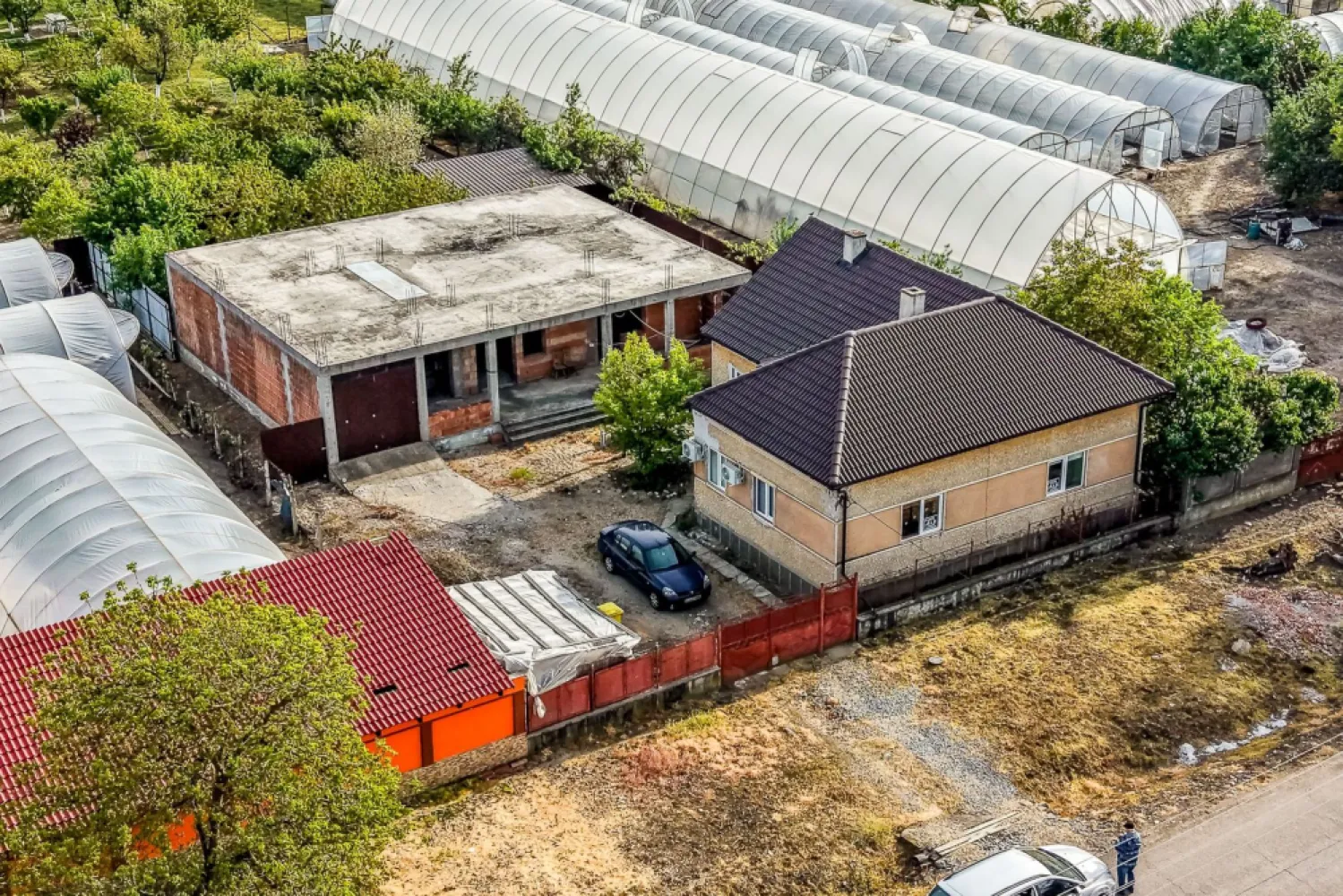 Casă finisată + casă în construcție, la același preț! - 🏡 O proprietate, două construcții, nenumărate posibilități – Seleuș, Arad
Imaginează-ți o proprietate în care te poți muta chiar de mâine, fără investiții suplimentare, dar care îți oferă în același timp șansa de a crea încă o locuință exact așa cum îți dorești. 🔑✨
Prima construcție este o casă finisată, gata pentru locuire imediată, cu 82 mp utili, compartimentată practic:
✔️ 3 camere
✔️ bucătărie mobilată
✔️ baie utilată
✔️ apă și curent
✔️ aer condiționat
✔️ Garaj pentru 3 mașini 🚗🚗🚗
✔️ Teren generos de peste 700 mp

A doua construcție este la roșu, cu parter construit și 98 mp utili, având autorizație pentru regim de înălțime P+E – spațiul perfect pentru a-l transforma după propriile cerințe și așteptări.

💰 Preț: 65.000 € negociabil
✅ Comision 0% pentru cumpărător!

📞 Sună acum pentru o vizionare!
Mihai Bica – Consultant imobiliar
0742543526