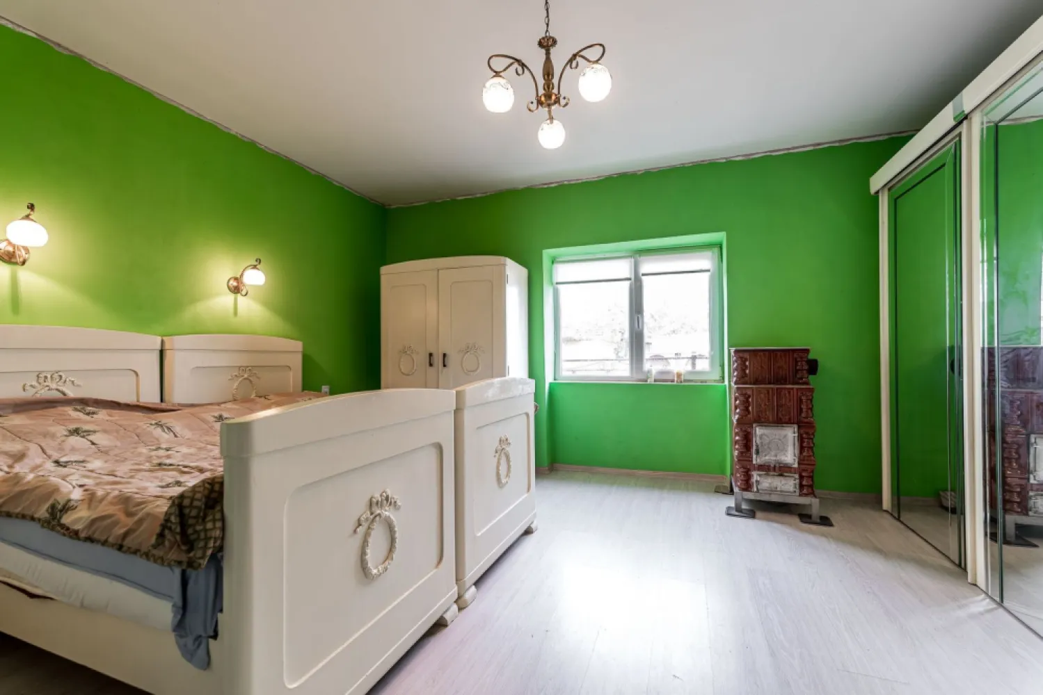 Casă finisată + casă în construcție, la același preț! - 🏡 O proprietate, două construcții, nenumărate posibilități – Seleuș, Arad
Imaginează-ți o proprietate în care te poți muta chiar de mâine, fără investiții suplimentare, dar care îți oferă în același timp șansa de a crea încă o locuință exact așa cum îți dorești. 🔑✨
Prima construcție este o casă finisată, gata pentru locuire imediată, cu 82 mp utili, compartimentată practic:
✔️ 3 camere
✔️ bucătărie mobilată
✔️ baie utilată
✔️ apă și curent
✔️ aer condiționat
✔️ Garaj pentru 3 mașini 🚗🚗🚗
✔️ Teren generos de peste 700 mp

A doua construcție este la roșu, cu parter construit și 98 mp utili, având autorizație pentru regim de înălțime P+E – spațiul perfect pentru a-l transforma după propriile cerințe și așteptări.

💰 Preț: 65.000 € negociabil
✅ Comision 0% pentru cumpărător!

📞 Sună acum pentru o vizionare!
Mihai Bica – Consultant imobiliar
0742543526