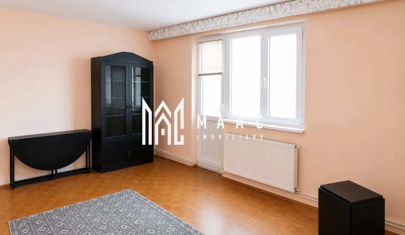 Apartament | 2 camere | 37 MPU | 1 Balcon | Cedonia -Mediu - MAAC Imobiliare vă propune spre vânzare un apartament cu 2 camere situat într-o zonă foarte căutată și bine cotată din Sibiu, respectiv zona Mirăslău. Locația oferă acces rapid către principalele puncte de interes ale orașului, fiind ideală atât pentru locuit, cât și pentru investiție imobiliară în vederea închirierii.

Apartamentul are o suprafață utilă de 37 mp și este compartimentat nedecomandat, fiind amplasat la etajul 4 al unui imobil cu 4 niveluri. Proprietatea reprezintă o oportunitate excelentă pentru persoanele care doresc să își personalizeze locuința după propriile preferințe, deoarece necesită câteva îmbunătățiri și permite amenajarea spațiului conform propriului stil și standard de confort.

Compartimentarea apartamentului este realizată astfel:
-1 dormitor
-1 living
-1 baie cu cadă
-1 bucătărie cu cămară
-balcon generos de 5 mp

Printre avantajele proprietății se regăsesc:
-zona Mirăslău, Sibiu, apreciată pentru accesibilitate și infrastructură
-geamuri termopan
-compartimentare practică
-locație liniștită cu acces facil către transport, magazine și servicii
-potențial excelent pentru investiție imobiliară
-ideal pentru prima locuință
-aproape de spații verzi și zone comerciale

Datorită amplasării într-o zonă bine dezvoltată și a accesului facil către punctele de interes din Sibiu, acest apartament cu 2 camere reprezintă o alegere potrivită atât pentru locuire, cât și pentru investiție pe termen lung. Proprietatea oferă posibilitatea amenajării și modernizării după propriul gust, fiind o opțiune atractivă pe piața imobiliară actuală.

Pentru mai multe detalii sau pentru programarea unei vizionări, vă rugăm să ne contactați și să specificați CP3048106.