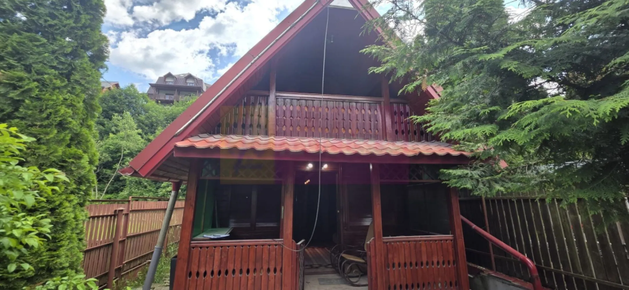 Cabanuta de vanzare in Busteni, Oportunitate - Căsuță de vacanță cu vedere panoramică către Munții Bucegi – doar 37.000 Euro

MERVANI Imobiliare vă prezintă spre vânzare o proprietate deosebită, ideală pentru cei care își doresc un refugiu la munte sau o investiție cu un buget accesibil.

La un preț de numai 37.000 Euro, această căsuță reprezintă una dintre cele mai avantajoase oferte de pe piață, oferind confort, utilități și o priveliște spectaculoasă asupra Masivului Bucegi.

Construită în anul 1996, căsuța este realizată din lemn, pe fundație din beton, fiind termoizolată, prevăzută cu tâmplărie din lemn și acoperită cu țiglă metalică, caracteristici care îi conferă durabilitate și un aspect specific construcțiilor montane.

Imobilul are o suprafață construită de aproximativ 60 mp și este amplasat pe un teren în suprafață de 84 mp, cu o curte proprie amenajată în partea din față și o terasă unde vă puteți bucura de liniștea zonei și de aerul curat de munte.

Compartimentarea este practică și funcțională:

 terasă;
 cameră de zi;
 chicinetă;
 grup sanitar;
 mansardă cu dormitor și balcon.

Balconul oferă o panoramă deosebită către Masivul Bucegi, unul dintre principalele atuuri ale acestei proprietăți.

Încălzirea se realizează cu radiatoare electrice, iar imobilul dispune de utilități funcționale:

 apă;
 energie electrică;
 canalizare.

La limita proprietății sunt disponibile:

 gaze naturale;
 internet;
 CATV.

Proprietatea este împrejmuită și beneficiază de acces facil, fiind situată în apropierea DN1, ceea ce permite deplasarea rapidă către principalele stațiuni de pe Valea Prahovei. În vecinătate se află și calea ferată.
Avantajele proprietății

 Preț excelent: doar 37.000 Euro
 Construcție din lemn pe fundație din beton
 Termoizolată
 Acoperiș din țiglă metalică
 Suprafață construită: 60 mp
 Teren: 84 mp
 Curte proprie și terasă
 Dormitor la mansardă cu balcon
 Panoramă superbă către Munții Bucegi
 Apă, energie electrică și canalizare
 Gaz, internet și CATV la limita proprietății
 Acces rapid către DN1
 Ideală pentru casă de vacanță, închiriere în regim turistic sau investiție

Dacă sunteți în căutarea unei proprietăți accesibile într-o zonă montană, cu o priveliște spectaculoasă și toate utilitățile necesare, această căsuță reprezintă o oportunitate pe care merită să o luați în considerare.

Pentru informații suplimentare și programarea unei vizionări, vă invităm să ne contactați la:

MERVANI Imobiliare
0729 935 536