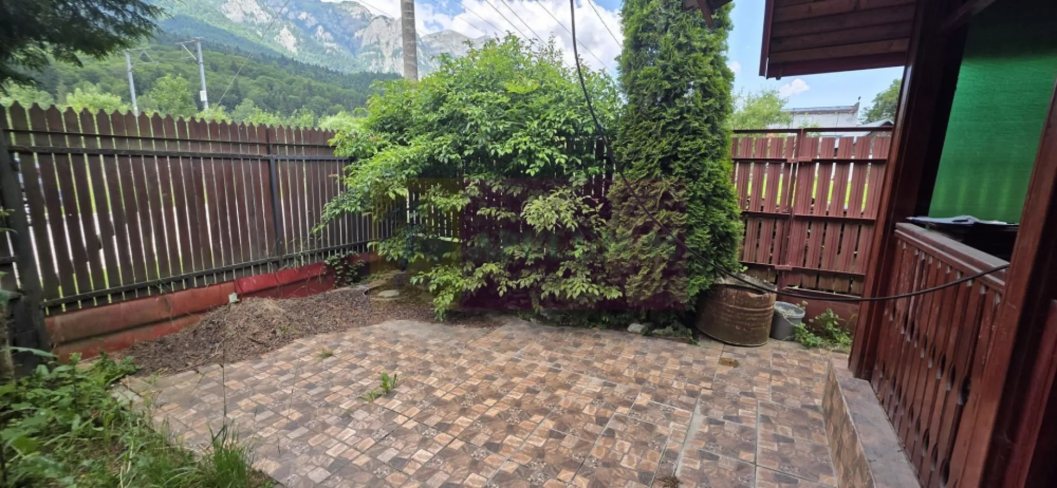 Cabanuta de vanzare in Busteni, Oportunitate - Căsuță de vacanță cu vedere panoramică către Munții Bucegi – doar 37.000 Euro

MERVANI Imobiliare vă prezintă spre vânzare o proprietate deosebită, ideală pentru cei care își doresc un refugiu la munte sau o investiție cu un buget accesibil.

La un preț de numai 37.000 Euro, această căsuță reprezintă una dintre cele mai avantajoase oferte de pe piață, oferind confort, utilități și o priveliște spectaculoasă asupra Masivului Bucegi.

Construită în anul 1996, căsuța este realizată din lemn, pe fundație din beton, fiind termoizolată, prevăzută cu tâmplărie din lemn și acoperită cu țiglă metalică, caracteristici care îi conferă durabilitate și un aspect specific construcțiilor montane.

Imobilul are o suprafață construită de aproximativ 60 mp și este amplasat pe un teren în suprafață de 84 mp, cu o curte proprie amenajată în partea din față și o terasă unde vă puteți bucura de liniștea zonei și de aerul curat de munte.

Compartimentarea este practică și funcțională:

 terasă;
 cameră de zi;
 chicinetă;
 grup sanitar;
 mansardă cu dormitor și balcon.

Balconul oferă o panoramă deosebită către Masivul Bucegi, unul dintre principalele atuuri ale acestei proprietăți.

Încălzirea se realizează cu radiatoare electrice, iar imobilul dispune de utilități funcționale:

 apă;
 energie electrică;
 canalizare.

La limita proprietății sunt disponibile:

 gaze naturale;
 internet;
 CATV.

Proprietatea este împrejmuită și beneficiază de acces facil, fiind situată în apropierea DN1, ceea ce permite deplasarea rapidă către principalele stațiuni de pe Valea Prahovei. În vecinătate se află și calea ferată.
Avantajele proprietății

 Preț excelent: doar 37.000 Euro
 Construcție din lemn pe fundație din beton
 Termoizolată
 Acoperiș din țiglă metalică
 Suprafață construită: 60 mp
 Teren: 84 mp
 Curte proprie și terasă
 Dormitor la mansardă cu balcon
 Panoramă superbă către Munții Bucegi
 Apă, energie electrică și canalizare
 Gaz, internet și CATV la limita proprietății
 Acces rapid către DN1
 Ideală pentru casă de vacanță, închiriere în regim turistic sau investiție

Dacă sunteți în căutarea unei proprietăți accesibile într-o zonă montană, cu o priveliște spectaculoasă și toate utilitățile necesare, această căsuță reprezintă o oportunitate pe care merită să o luați în considerare.

Pentru informații suplimentare și programarea unei vizionări, vă invităm să ne contactați la:

MERVANI Imobiliare
0729 935 536