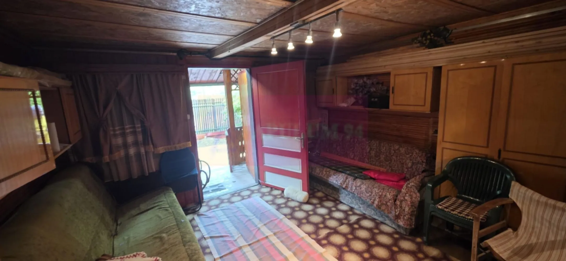 Cabanuta de vanzare in Busteni, Oportunitate - Căsuță de vacanță cu vedere panoramică către Munții Bucegi – doar 37.000 Euro

MERVANI Imobiliare vă prezintă spre vânzare o proprietate deosebită, ideală pentru cei care își doresc un refugiu la munte sau o investiție cu un buget accesibil.

La un preț de numai 37.000 Euro, această căsuță reprezintă una dintre cele mai avantajoase oferte de pe piață, oferind confort, utilități și o priveliște spectaculoasă asupra Masivului Bucegi.

Construită în anul 1996, căsuța este realizată din lemn, pe fundație din beton, fiind termoizolată, prevăzută cu tâmplărie din lemn și acoperită cu țiglă metalică, caracteristici care îi conferă durabilitate și un aspect specific construcțiilor montane.

Imobilul are o suprafață construită de aproximativ 60 mp și este amplasat pe un teren în suprafață de 84 mp, cu o curte proprie amenajată în partea din față și o terasă unde vă puteți bucura de liniștea zonei și de aerul curat de munte.

Compartimentarea este practică și funcțională:

 terasă;
 cameră de zi;
 chicinetă;
 grup sanitar;
 mansardă cu dormitor și balcon.

Balconul oferă o panoramă deosebită către Masivul Bucegi, unul dintre principalele atuuri ale acestei proprietăți.

Încălzirea se realizează cu radiatoare electrice, iar imobilul dispune de utilități funcționale:

 apă;
 energie electrică;
 canalizare.

La limita proprietății sunt disponibile:

 gaze naturale;
 internet;
 CATV.

Proprietatea este împrejmuită și beneficiază de acces facil, fiind situată în apropierea DN1, ceea ce permite deplasarea rapidă către principalele stațiuni de pe Valea Prahovei. În vecinătate se află și calea ferată.
Avantajele proprietății

 Preț excelent: doar 37.000 Euro
 Construcție din lemn pe fundație din beton
 Termoizolată
 Acoperiș din țiglă metalică
 Suprafață construită: 60 mp
 Teren: 84 mp
 Curte proprie și terasă
 Dormitor la mansardă cu balcon
 Panoramă superbă către Munții Bucegi
 Apă, energie electrică și canalizare
 Gaz, internet și CATV la limita proprietății
 Acces rapid către DN1
 Ideală pentru casă de vacanță, închiriere în regim turistic sau investiție

Dacă sunteți în căutarea unei proprietăți accesibile într-o zonă montană, cu o priveliște spectaculoasă și toate utilitățile necesare, această căsuță reprezintă o oportunitate pe care merită să o luați în considerare.

Pentru informații suplimentare și programarea unei vizionări, vă invităm să ne contactați la:

MERVANI Imobiliare
0729 935 536