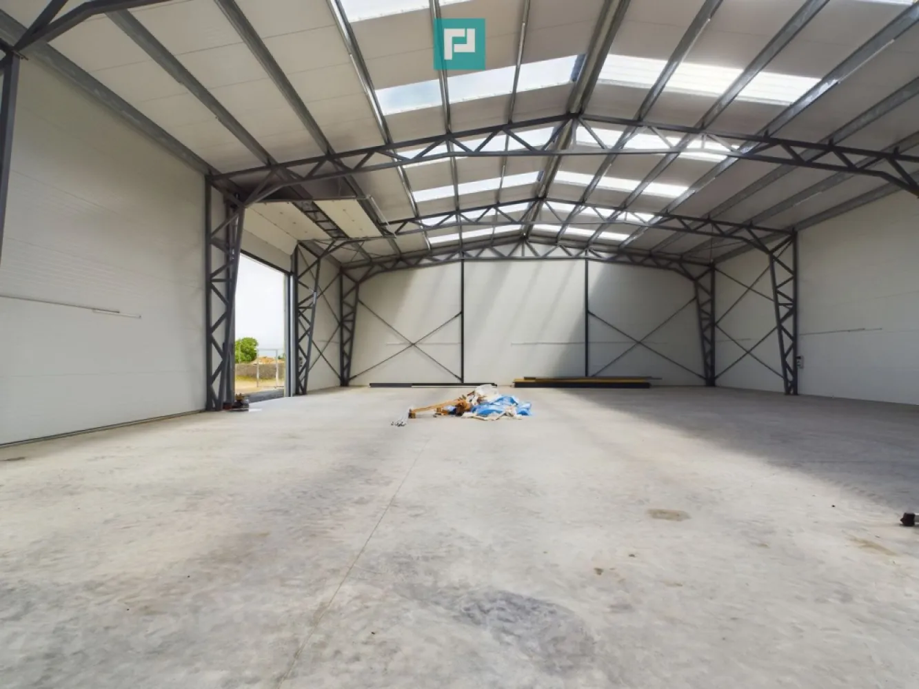 Hală nouă în zona industrială Giarmata - Hală nouă - zona industrială Giarmata Vă propunem spre vânzare o hală industrială nouă, situată în zona industrială Giarmata, cu acces rapid la autostradă și șoseaua de centură a Timișoarei. Proprietatea reprezintă o oportunitate excelentă de investiție, fiind potrivită pentru multiple activități industriale și comerciale. Construcția este realizată la standarde actuale, oferind un spațiu generos, funcțional și ușor adaptabil nevoilor viitorului proprietar. ________________________________________ Caracteristici principale: • Suprafață utilă: 590 mp • Suprafață teren: 1.200 mp • Structură: metalică, cu panouri sandwich termoizolante • Porți de acces: 2 porți industriale (4,5 m x 4,25 m) • Înălțime interioară: 6 m • Pardoseală: beton sclivisit, ideală pentru utilaje și echipamente grele • Iluminare naturală: luminatoare pe plafon • Utilități: curent trifazic disponibil • Acces rutier: acces facil către autostradă și centura Timișoarei ________________________________________ Destinații și utilizări posibile: • Producție • Depozitare și logistică • Ateliere și servicii industriale • Showroom sau spațiu de prezentare • Alte activități comerciale sau industriale ________________________________________ Avantaje locație: Imobilul este amplasat într-o zonă industrială în plină dezvoltare, cu poziționare strategică și acces rapid la principalele artere de transport – un aspect esențial pentru eficiența operațională și dezvoltarea oricărei afaceri. ________________________________________ Pentru informații suplimentare și programarea unei vizionări: Remus Beiușanu: 0785 997 537 remus.beiusanu@propertylab.ro Cod proprietate: CP2905907 }}