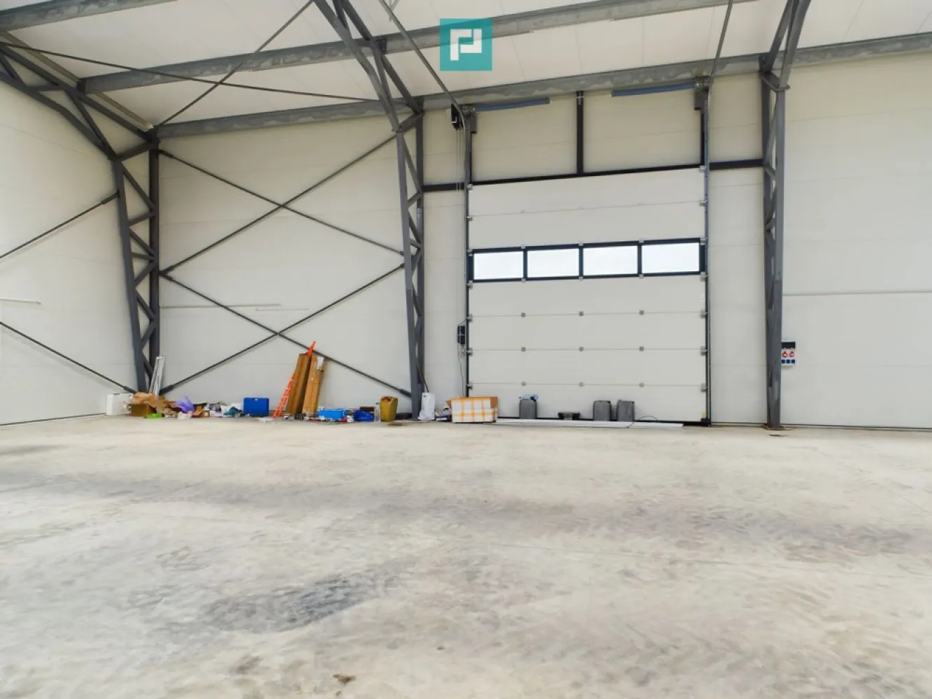 Hală nouă în zona industrială Giarmata - Hală nouă - zona industrială Giarmata Vă propunem spre vânzare o hală industrială nouă, situată în zona industrială Giarmata, cu acces rapid la autostradă și șoseaua de centură a Timișoarei. Proprietatea reprezintă o oportunitate excelentă de investiție, fiind potrivită pentru multiple activități industriale și comerciale. Construcția este realizată la standarde actuale, oferind un spațiu generos, funcțional și ușor adaptabil nevoilor viitorului proprietar. ________________________________________ Caracteristici principale: • Suprafață utilă: 590 mp • Suprafață teren: 1.200 mp • Structură: metalică, cu panouri sandwich termoizolante • Porți de acces: 2 porți industriale (4,5 m x 4,25 m) • Înălțime interioară: 6 m • Pardoseală: beton sclivisit, ideală pentru utilaje și echipamente grele • Iluminare naturală: luminatoare pe plafon • Utilități: curent trifazic disponibil • Acces rutier: acces facil către autostradă și centura Timișoarei ________________________________________ Destinații și utilizări posibile: • Producție • Depozitare și logistică • Ateliere și servicii industriale • Showroom sau spațiu de prezentare • Alte activități comerciale sau industriale ________________________________________ Avantaje locație: Imobilul este amplasat într-o zonă industrială în plină dezvoltare, cu poziționare strategică și acces rapid la principalele artere de transport – un aspect esențial pentru eficiența operațională și dezvoltarea oricărei afaceri. ________________________________________ Pentru informații suplimentare și programarea unei vizionări: Remus Beiușanu: 0785 997 537 remus.beiusanu@propertylab.ro Cod proprietate: CP2905907 }}