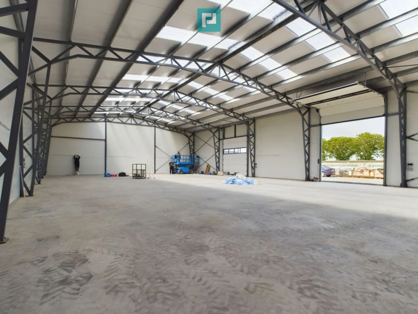 Hală nouă în zona industrială Giarmata - Hală nouă - zona industrială Giarmata Vă propunem spre vânzare o hală industrială nouă, situată în zona industrială Giarmata, cu acces rapid la autostradă și șoseaua de centură a Timișoarei. Proprietatea reprezintă o oportunitate excelentă de investiție, fiind potrivită pentru multiple activități industriale și comerciale. Construcția este realizată la standarde actuale, oferind un spațiu generos, funcțional și ușor adaptabil nevoilor viitorului proprietar. ________________________________________ Caracteristici principale: • Suprafață utilă: 590 mp • Suprafață teren: 1.200 mp • Structură: metalică, cu panouri sandwich termoizolante • Porți de acces: 2 porți industriale (4,5 m x 4,25 m) • Înălțime interioară: 6 m • Pardoseală: beton sclivisit, ideală pentru utilaje și echipamente grele • Iluminare naturală: luminatoare pe plafon • Utilități: curent trifazic disponibil • Acces rutier: acces facil către autostradă și centura Timișoarei ________________________________________ Destinații și utilizări posibile: • Producție • Depozitare și logistică • Ateliere și servicii industriale • Showroom sau spațiu de prezentare • Alte activități comerciale sau industriale ________________________________________ Avantaje locație: Imobilul este amplasat într-o zonă industrială în plină dezvoltare, cu poziționare strategică și acces rapid la principalele artere de transport – un aspect esențial pentru eficiența operațională și dezvoltarea oricărei afaceri. ________________________________________ Pentru informații suplimentare și programarea unei vizionări: Remus Beiușanu: 0785 997 537 remus.beiusanu@propertylab.ro Cod proprietate: CP2905907 }}