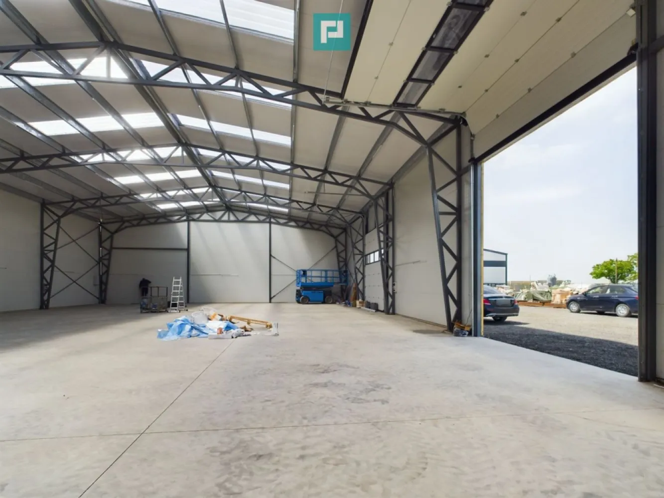 Hală nouă în zona industrială Giarmata - Hală nouă - zona industrială Giarmata Vă propunem spre vânzare o hală industrială nouă, situată în zona industrială Giarmata, cu acces rapid la autostradă și șoseaua de centură a Timișoarei. Proprietatea reprezintă o oportunitate excelentă de investiție, fiind potrivită pentru multiple activități industriale și comerciale. Construcția este realizată la standarde actuale, oferind un spațiu generos, funcțional și ușor adaptabil nevoilor viitorului proprietar. ________________________________________ Caracteristici principale: • Suprafață utilă: 590 mp • Suprafață teren: 1.200 mp • Structură: metalică, cu panouri sandwich termoizolante • Porți de acces: 2 porți industriale (4,5 m x 4,25 m) • Înălțime interioară: 6 m • Pardoseală: beton sclivisit, ideală pentru utilaje și echipamente grele • Iluminare naturală: luminatoare pe plafon • Utilități: curent trifazic disponibil • Acces rutier: acces facil către autostradă și centura Timișoarei ________________________________________ Destinații și utilizări posibile: • Producție • Depozitare și logistică • Ateliere și servicii industriale • Showroom sau spațiu de prezentare • Alte activități comerciale sau industriale ________________________________________ Avantaje locație: Imobilul este amplasat într-o zonă industrială în plină dezvoltare, cu poziționare strategică și acces rapid la principalele artere de transport – un aspect esențial pentru eficiența operațională și dezvoltarea oricărei afaceri. ________________________________________ Pentru informații suplimentare și programarea unei vizionări: Remus Beiușanu: 0785 997 537 remus.beiusanu@propertylab.ro Cod proprietate: CP2905907 }}