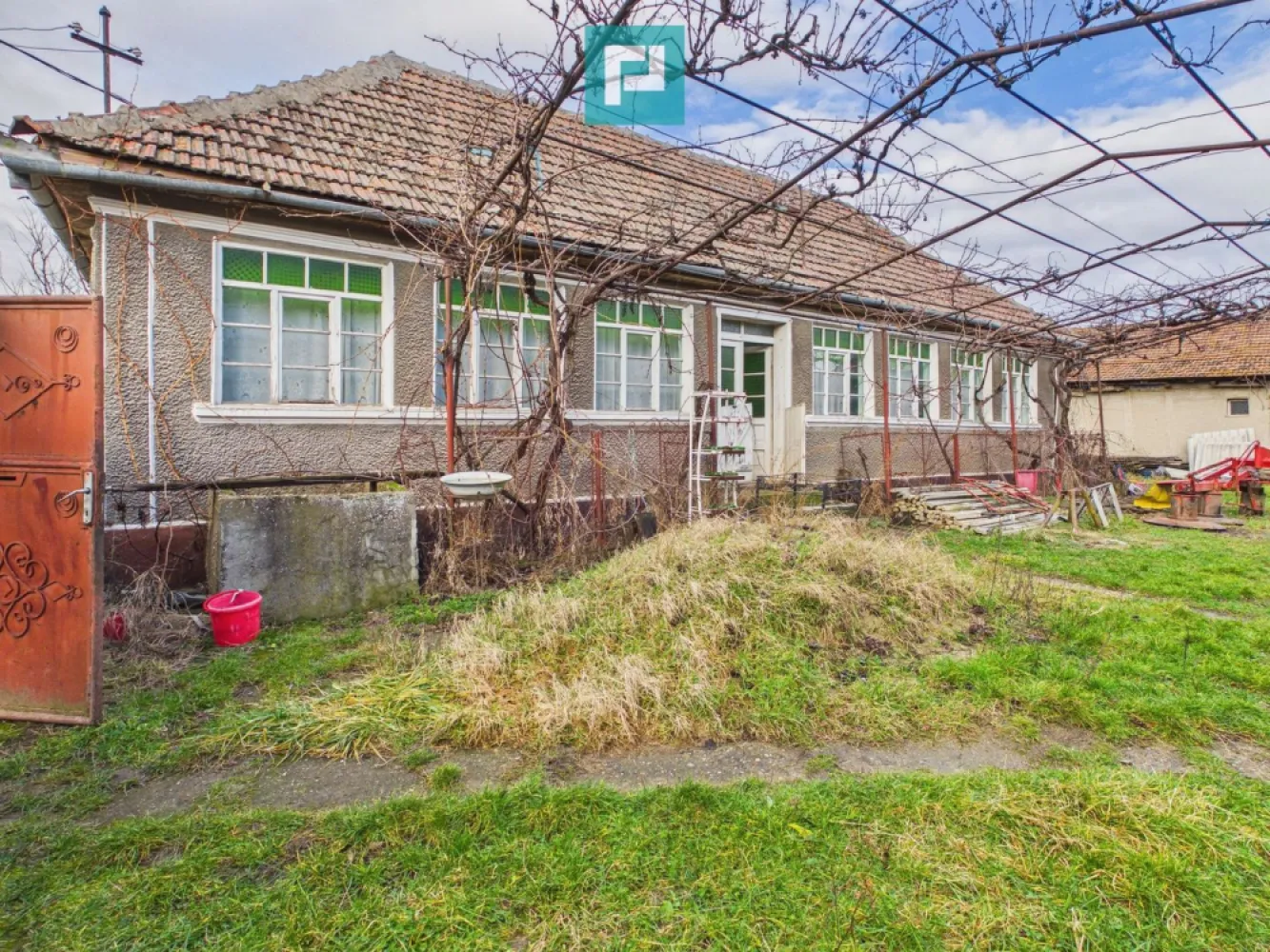 Casă cu teren generos, 4.000 mp, Chijic – Bihor - Se oferă spre vânzare casă situată în localitatea Chijic, județul Bihor, la doar 19 km de Oradea, cu acces rapid pe drum nou, asfaltat. Imobilul are o suprafață construită de aproximativ 102 mp și este compartimentat în 6 camere, dintre care 3 dormitoare, bucătărie, spații auxiliare și anexe gospodărești. Proprietatea este amplasată pe un teren intravilan generos, în suprafață de 4.000 mp, oferind multiple posibilități de utilizare: rezidențial, investiție, activități agricole sau recreative. Construcția este una modestă și necesită renovare substanțială, fiind ideală pentru cumpărătorii care doresc să își personalizeze locuința sau să dezvolte un proiect pe termen lung într-o zonă liniștită, cu aer curat și vecinătate redusă. Avantaje: acces facil din Oradea teren intravilan de mari dimensiuni zonă liniștită, potrivită pentru locuire sau investiție potențial ridicat de valorificare după renovare Proprietatea se adresează celor care caută spațiu, intimitate și oportunitatea de a crea un cămin sau un proiect adaptat propriilor nevoi. Diana Dragos - Consultant Imobiliar Property Lab Telefon - 0740572192 E-mail - diana.dragos@propertylab.ro COD - CP2903907 }}