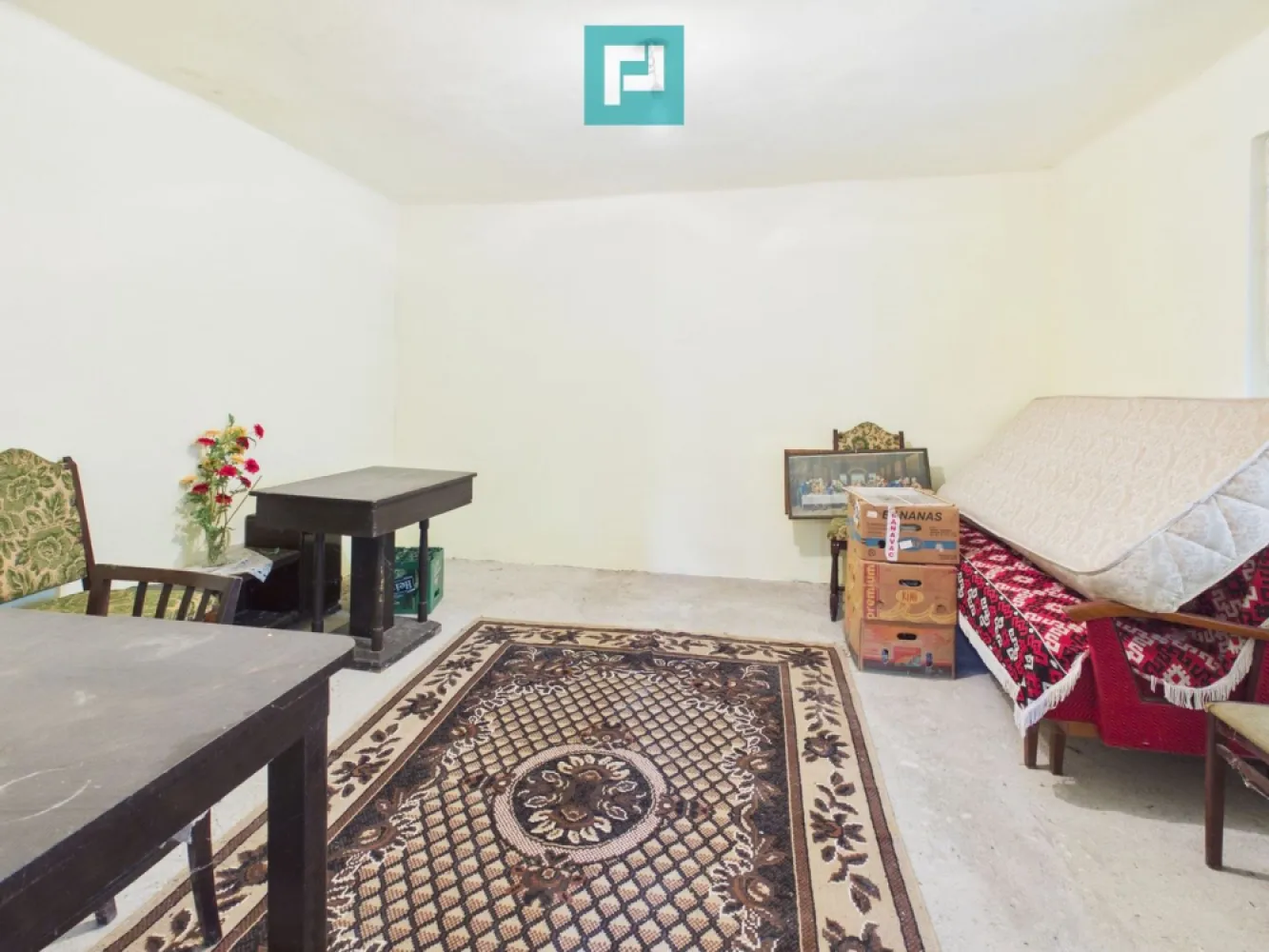 Casă cu teren generos, 4.000 mp, Chijic – Bihor - Se oferă spre vânzare casă situată în localitatea Chijic, județul Bihor, la doar 19 km de Oradea, cu acces rapid pe drum nou, asfaltat. Imobilul are o suprafață construită de aproximativ 102 mp și este compartimentat în 6 camere, dintre care 3 dormitoare, bucătărie, spații auxiliare și anexe gospodărești. Proprietatea este amplasată pe un teren intravilan generos, în suprafață de 4.000 mp, oferind multiple posibilități de utilizare: rezidențial, investiție, activități agricole sau recreative. Construcția este una modestă și necesită renovare substanțială, fiind ideală pentru cumpărătorii care doresc să își personalizeze locuința sau să dezvolte un proiect pe termen lung într-o zonă liniștită, cu aer curat și vecinătate redusă. Avantaje: acces facil din Oradea teren intravilan de mari dimensiuni zonă liniștită, potrivită pentru locuire sau investiție potențial ridicat de valorificare după renovare Proprietatea se adresează celor care caută spațiu, intimitate și oportunitatea de a crea un cămin sau un proiect adaptat propriilor nevoi. Diana Dragos - Consultant Imobiliar Property Lab Telefon - 0740572192 E-mail - diana.dragos@propertylab.ro COD - CP2903907 }}