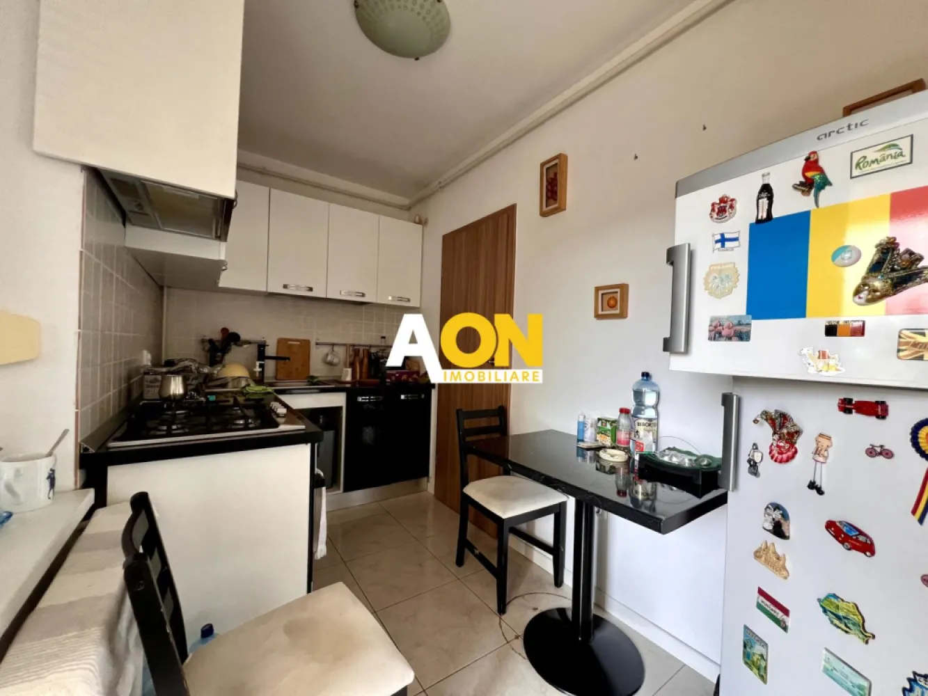 Apartament 1 cameră de vânzare | Etaj 2 | Bloc cu lift | Alba Iulia - Aon Imobiliare vă prezintă spre vânzare un apartament cu 1 cameră, situat în Alba Iulia, pe Bulevardul Ferdinand I, într-un imobil construit în anul 2013. Proprietatea este poziționată la etajul 2 și reprezintă o alegere excelentă atât pentru locuit, cât și pentru investiție.

Apartamentul are o compartimentare semidecomandată și o suprafață totală de 50,47 mp, incluzând balconul generos. Se vinde mobilat, fără echipamente electrocasnice, oferind posibilitatea amenajării după propriile preferințe.

Alte avantaje:
• bloc construit în 2013
• etaj 2
• lift în imobil
• loc de parcare inclus
• balcon spațios
• zonă cu acces facil către puncte de interes

Apartamentul oferă un spațiu luminos și bine compartimentat, fiind potrivit pentru persoane care caută confort și accesibilitate într-o zonă bine poziționată din Alba Iulia.

Pentru mai multe detalii sau programarea unei vizionări, vă stăm la dispoziție.CP3108054
