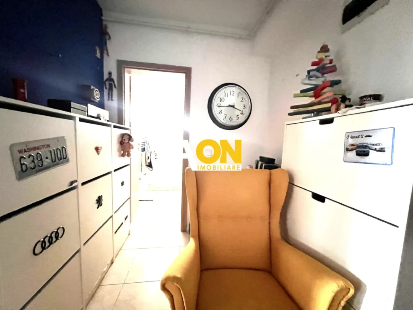 Apartament 1 cameră de vânzare | Etaj 2 | Bloc cu lift | Alba Iulia - Aon Imobiliare vă prezintă spre vânzare un apartament cu 1 cameră, situat în Alba Iulia, pe Bulevardul Ferdinand I, într-un imobil construit în anul 2013. Proprietatea este poziționată la etajul 2 și reprezintă o alegere excelentă atât pentru locuit, cât și pentru investiție.

Apartamentul are o compartimentare semidecomandată și o suprafață totală de 50,47 mp, incluzând balconul generos. Se vinde mobilat, fără echipamente electrocasnice, oferind posibilitatea amenajării după propriile preferințe.

Alte avantaje:
• bloc construit în 2013
• etaj 2
• lift în imobil
• loc de parcare inclus
• balcon spațios
• zonă cu acces facil către puncte de interes

Apartamentul oferă un spațiu luminos și bine compartimentat, fiind potrivit pentru persoane care caută confort și accesibilitate într-o zonă bine poziționată din Alba Iulia.

Pentru mai multe detalii sau programarea unei vizionări, vă stăm la dispoziție.CP3108054