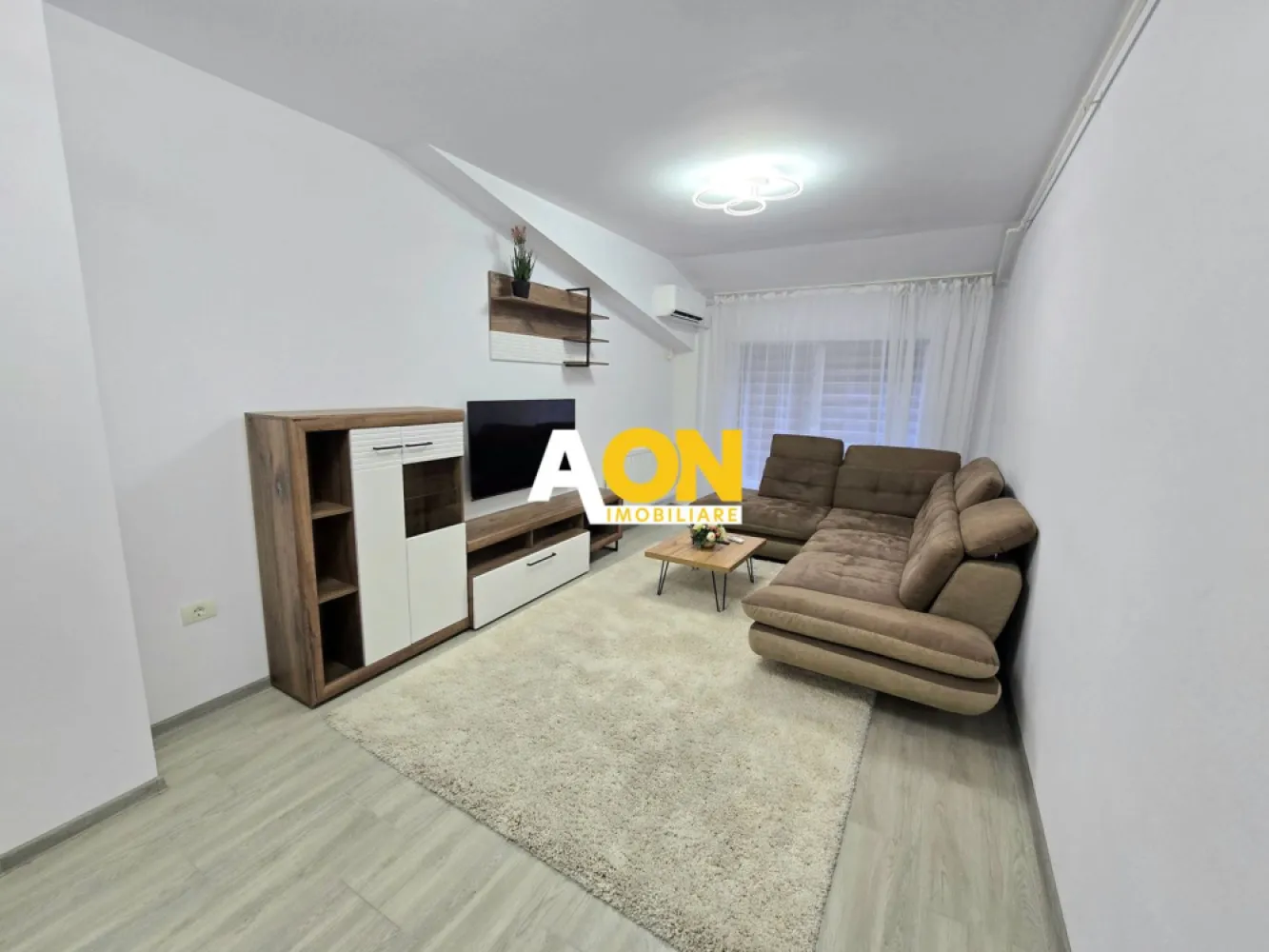 Apartament cu 3 Camere de Închiriat, Bloc Nou, Zona Liceului Economic - AON Imobiliare vă prezintă spre închiriere un apartament cu 3 camere, situat în zona Liceului Economic!
Proprietatea se află la etajul 4/4 al unui bloc construit în 2021 ce dispune de lift și loc de parcare propriu!
Apartamentul este complet mobilat și utilat, fiind pregătit pentru mutare și oferind toate dotările necesare unui stil de viață confortabil.
Compartimentare:
• living
• 2 dormitoare
• bucătărie
• baie
• hol
• debara

Dotări și beneficii:
• aer condiționat
• televizor
• bucătărie complet echipată
• mașină de spălat
• loc de parcare
• internet/Wi-Fi
• bloc cu lift
• compartimentare decomandată
• suprafață generoasă – 80 mp

Apartamentul oferă un ambient plăcut și funcțional, fiind potrivit atât pentru o familie, cât și pentru persoane care caută un spațiu modern și bine organizat.

Pentru mai multe detalii sau programarea unei vizionări, vă stăm la dispoziție.
ID: CP3107603