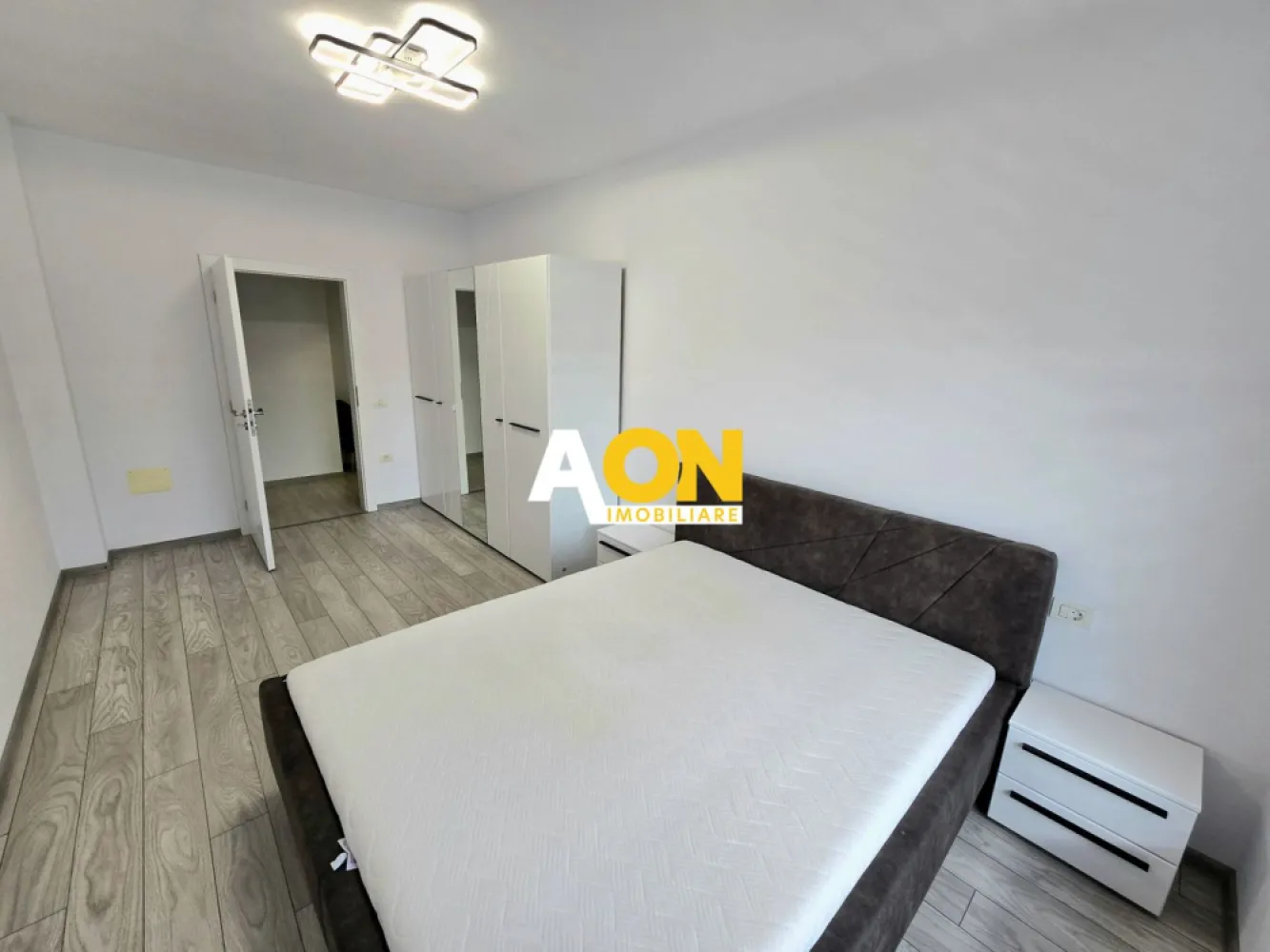 Apartament cu 3 Camere de Închiriat, Bloc Nou, Zona Liceului Economic - AON Imobiliare vă prezintă spre închiriere un apartament cu 3 camere, situat în zona Liceului Economic!
Proprietatea se află la etajul 4/4 al unui bloc construit în 2021 ce dispune de lift și loc de parcare propriu!
Apartamentul este complet mobilat și utilat, fiind pregătit pentru mutare și oferind toate dotările necesare unui stil de viață confortabil.
Compartimentare:
• living
• 2 dormitoare
• bucătărie
• baie
• hol
• debara

Dotări și beneficii:
• aer condiționat
• televizor
• bucătărie complet echipată
• mașină de spălat
• loc de parcare
• internet/Wi-Fi
• bloc cu lift
• compartimentare decomandată
• suprafață generoasă – 80 mp

Apartamentul oferă un ambient plăcut și funcțional, fiind potrivit atât pentru o familie, cât și pentru persoane care caută un spațiu modern și bine organizat.

Pentru mai multe detalii sau programarea unei vizionări, vă stăm la dispoziție.
ID: CP3107603