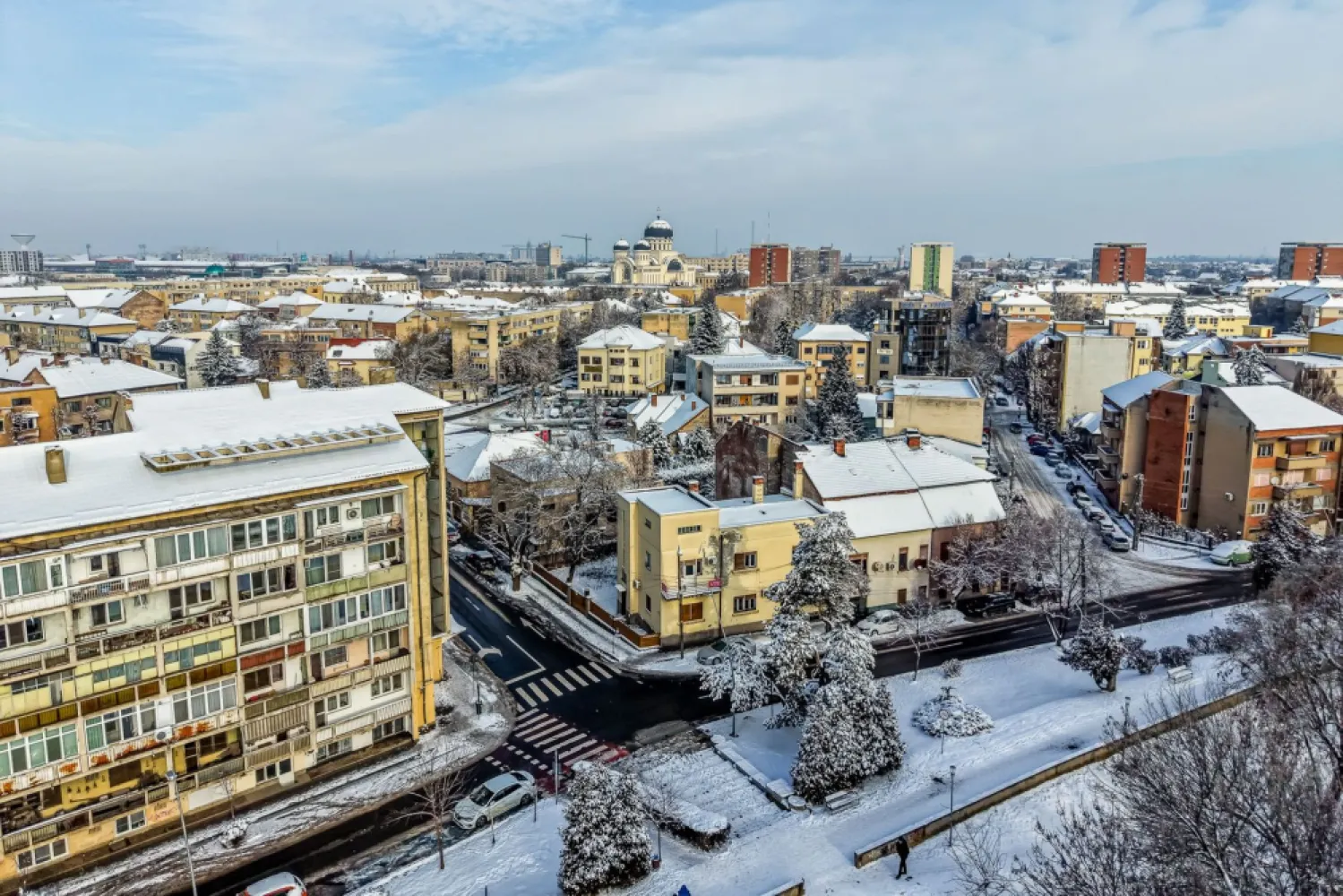 Vila individuala de exceptie Praporgescu Malul Mureșului - Sunt zone în Arad unde proprietățile individuale ajung foarte rar pe piață.

Praporgescu, malul Mureșului, este una dintre acestea.
Vila este listată pentru prima dată, într-o poziție de referință, cu deschidere către faleză, parc și oraș.

Poziționare pe colț, cu dublă deschidere și acces separat:

fațada principală către Splaiul Praporgescu, iar accesul pietonal și auto din strada I.C. Brătianu

Zonă exclusivistă, cu foarte puține imobile individuale și fără clădiri înalte.
Vizibilitate, intimitate și statut

Construcția este dispusă pe demisol, parter înalt și etaj, fiecare nivel este deservit de casa scării, permițând compartimentarea în două spații complet independente.

Această configurație face imobilul ideal pentru utilizări mixte:

*locuință premium pe un nivel
*birouri, reprezentanță sau clinică pe un alt nivel
*sau două unități funcționale complet separate

Terenul are o suprafață de 493 mp și include:
*2 garaje generoase
*spațiu pentru zonă verde sau parcare privată

Acoperișul oferă posibilitatea amenajării unei terase panoramice, cu vedere deschisă către Mureș, parc și oraș cu o perspectivă rară.

Proprietatea necesită renovare și reabilitare completă, oferind libertate totală de personalizare pentru un proiect de referință.

📞 Contactează-mă acum dacă înțelegi valoarea unei locații exclusiviste care apare foarte rar la vânzare, telefon 0757.662.907 Andrei Caracioni consultant imobiliar AcasaArad. 

Nu dispui de toată suma? Te ajutăm noi gratuit! Îți obținem oferte de la 16 bănci.
Birou: ACASĂ | Agenție imobiliară Arad
Bulevardul Decebal 2, Arad 310133

Cod proprietate: CP2865351