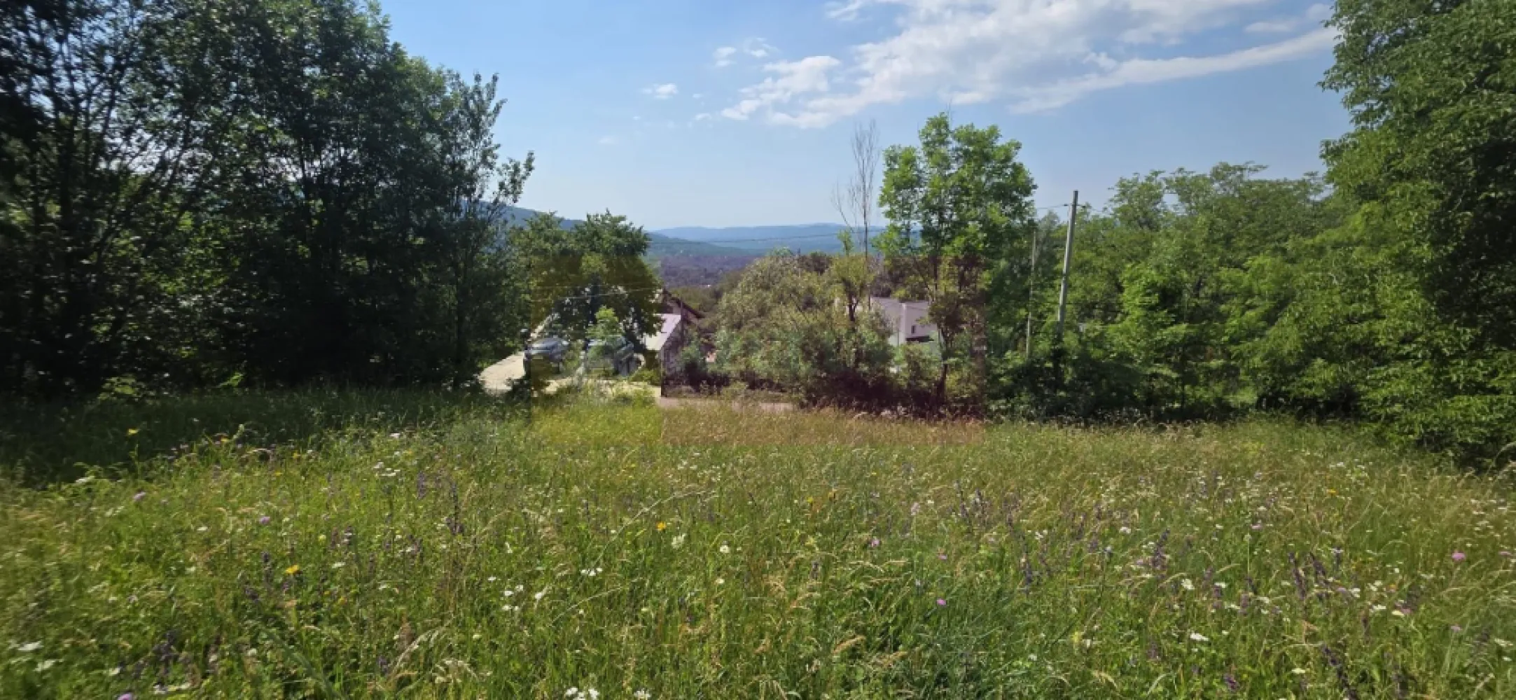 Teren intravilan 1237 mp cu view in Comarnic - Teren intravilan cu panoramă deosebită – ideal pentru casa de vacanță sau investiție

MERVANI Imobiliare vă prezintă un teren intravilan cu un amplasament excelent, destinat celor care își doresc să construiască o locuință într-un cadru natural, liniștit și cu priveliști spectaculoase.

Proprietatea are o suprafață de 1.237 mp și beneficiază de o deschidere de aproximativ 30 metri la drum asfaltat, oferind acces facil pe tot parcursul anului.

Configurația ușor înclinată a terenului reprezintă un avantaj pentru proiectarea unei locuințe care să valorifice la maximum panorama asupra împrejurimilor, fiecare nivel al viitoarei construcții putând beneficia de lumină naturală și de un view deosebit.

La limita proprietății sunt disponibile toate utilitățile necesare:

 apă;
 gaze naturale;
 energie electrică;
 internet;
 CATV.

Zona este apreciată pentru liniștea sa, aerul curat și peisajele naturale, fiind potrivită atât pentru construirea unei case de vacanță, cât și pentru o locuință permanentă sau o investiție într-o proprietate cu potențial turistic.

Caracteristici principale:

 Suprafață teren: 1.237 mp
 Deschidere: 30 m
 Drum asfaltat
 Teren în pantă, ideal pentru proiecte cu panoramă
 View spectaculos
 Toate utilitățile la limita proprietății
 Zonă liniștită, ideală pentru case de vacanță

Dacă sunteți în căutarea unui teren care îmbină accesibilitatea, utilitățile și frumusețea peisajului, această proprietate reprezintă o oportunitate excelentă pentru viitorul dumneavoastră proiect.

Pentru informații suplimentare și programarea unei vizionări:
MERVANI Imobiliare
0729 935 536

MERVANI Imobiliare – Descoperim împreună proprietatea potrivită pentru tine!