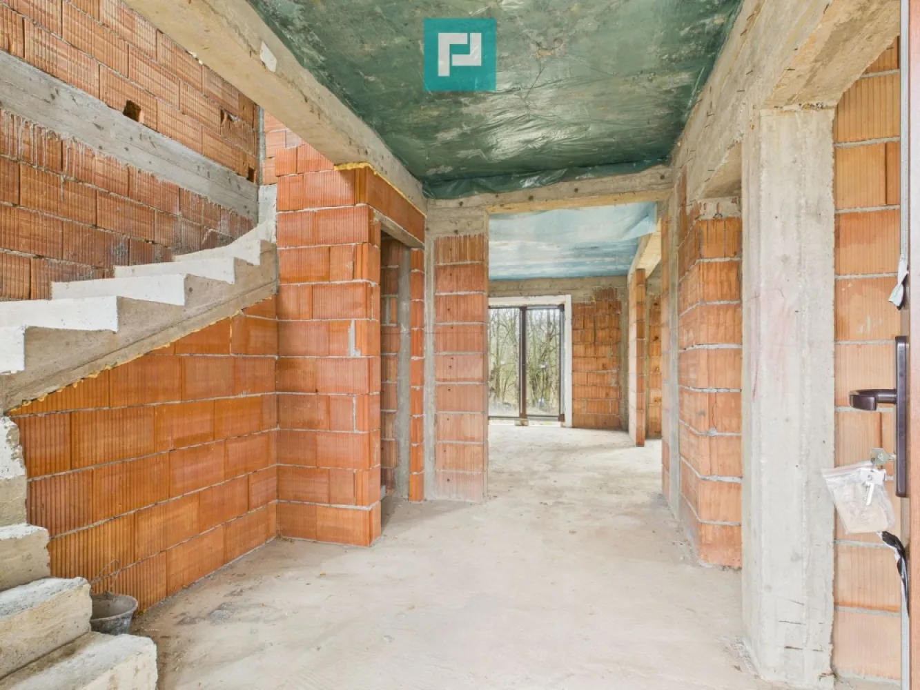 Duplex solid 120 mp, intimitate și calm in Chisoda - Acest duplex solid, foarte retras, construit cu grijă pentru viitorul tău, este exact un astfel de loc. Dublu izolat față de peretele vecinului, aici liniștea nu e doar o promisiune – e realitate. Construcție gândită pentru tine: Zidărie din cărămidă, cu izolație completă, pentru stabilitate și confort Pereți interiori din cărămidă cu vată bazaltică, pentru căldură iarna, răcoare vara și liniște deplină Ferestre Salamander tripan, care lasă lumina să pătrundă și zgomotul să rămână afară Ușă metalică la intrare și uși interioare MDF, solide și elegante Acoperiș din țiglă de beton, durabil și rezistent în timp Ce îl face cu adevărat special: Dublă izolare față de vecin, pentru intimitate totală Foarte retras, departe de agitație Spațiu gândit să fie refugiu, loc de liniște și confort pentru familie Este un duplex pentru cei care: vor să vină acasă și să simtă pacea și căldura unui adevărat cămin caută un loc sigur, solid și durabil, construit cu grijă apreciază intimitatea și liniștea, dar nu vor să renunțe la confort Contactează-mă pentru vizionare și vino să simți cu propriii ochi cum e să locuiești într-un spațiu construit cu adevărat pentru tine și cei dragi. Consultant imobiliar : Laurentiu Caraman Telefon : 0721824896 Email : laurentiu.caraman@propertylab.ro CP2899947 }}