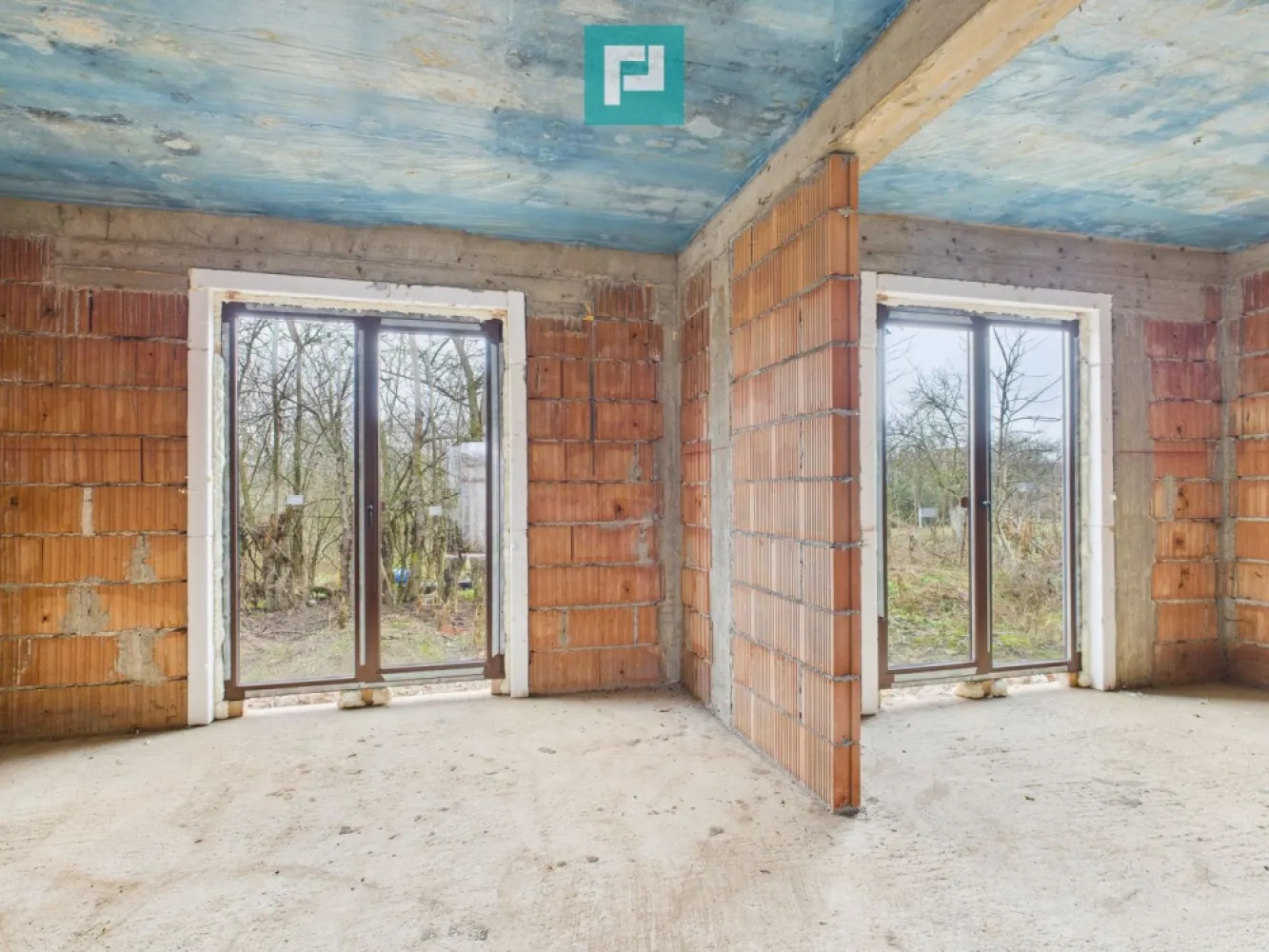 Duplex solid 120 mp, intimitate și calm in Chisoda - Acest duplex solid, foarte retras, construit cu grijă pentru viitorul tău, este exact un astfel de loc. Dublu izolat față de peretele vecinului, aici liniștea nu e doar o promisiune – e realitate. Construcție gândită pentru tine: Zidărie din cărămidă, cu izolație completă, pentru stabilitate și confort Pereți interiori din cărămidă cu vată bazaltică, pentru căldură iarna, răcoare vara și liniște deplină Ferestre Salamander tripan, care lasă lumina să pătrundă și zgomotul să rămână afară Ușă metalică la intrare și uși interioare MDF, solide și elegante Acoperiș din țiglă de beton, durabil și rezistent în timp Ce îl face cu adevărat special: Dublă izolare față de vecin, pentru intimitate totală Foarte retras, departe de agitație Spațiu gândit să fie refugiu, loc de liniște și confort pentru familie Este un duplex pentru cei care: vor să vină acasă și să simtă pacea și căldura unui adevărat cămin caută un loc sigur, solid și durabil, construit cu grijă apreciază intimitatea și liniștea, dar nu vor să renunțe la confort Contactează-mă pentru vizionare și vino să simți cu propriii ochi cum e să locuiești într-un spațiu construit cu adevărat pentru tine și cei dragi. Consultant imobiliar : Laurentiu Caraman Telefon : 0721824896 Email : laurentiu.caraman@propertylab.ro CP2899947 }}