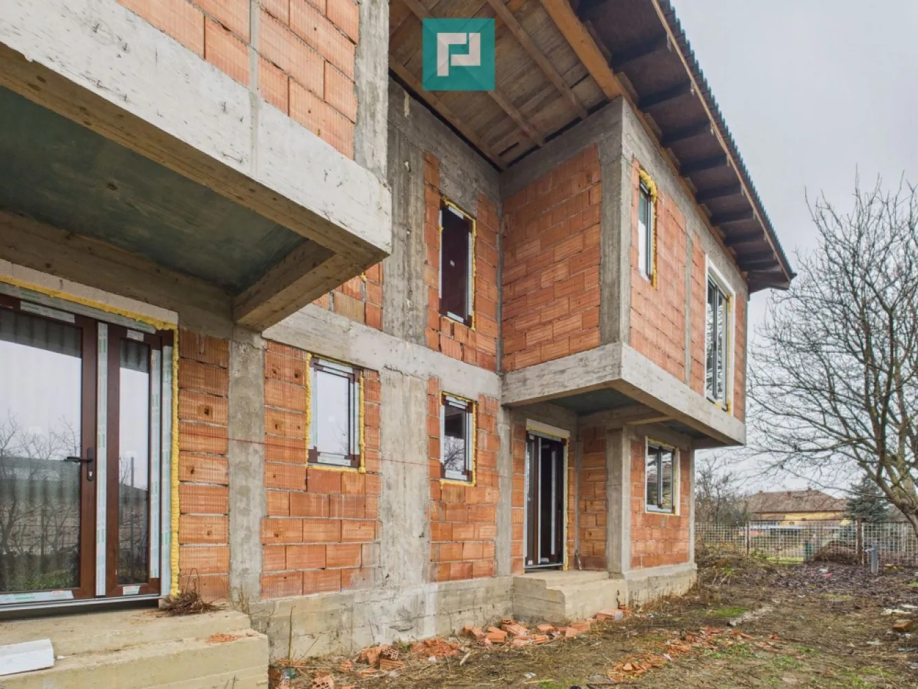 Duplex solid 120 mp, intimitate și calm in Chisoda - Acest duplex solid, foarte retras, construit cu grijă pentru viitorul tău, este exact un astfel de loc. Dublu izolat față de peretele vecinului, aici liniștea nu e doar o promisiune – e realitate. Construcție gândită pentru tine: Zidărie din cărămidă, cu izolație completă, pentru stabilitate și confort Pereți interiori din cărămidă cu vată bazaltică, pentru căldură iarna, răcoare vara și liniște deplină Ferestre Salamander tripan, care lasă lumina să pătrundă și zgomotul să rămână afară Ușă metalică la intrare și uși interioare MDF, solide și elegante Acoperiș din țiglă de beton, durabil și rezistent în timp Ce îl face cu adevărat special: Dublă izolare față de vecin, pentru intimitate totală Foarte retras, departe de agitație Spațiu gândit să fie refugiu, loc de liniște și confort pentru familie Este un duplex pentru cei care: vor să vină acasă și să simtă pacea și căldura unui adevărat cămin caută un loc sigur, solid și durabil, construit cu grijă apreciază intimitatea și liniștea, dar nu vor să renunțe la confort Contactează-mă pentru vizionare și vino să simți cu propriii ochi cum e să locuiești într-un spațiu construit cu adevărat pentru tine și cei dragi. Consultant imobiliar : Laurentiu Caraman Telefon : 0721824896 Email : laurentiu.caraman@propertylab.ro CP2899947 }}