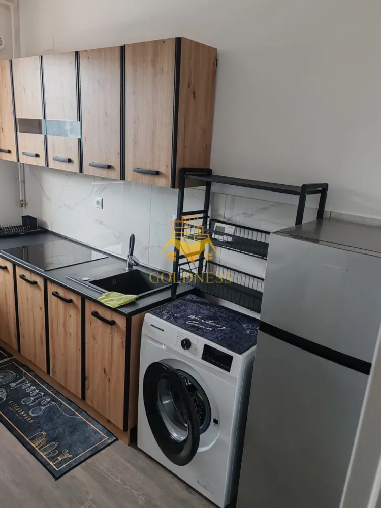 1 camere, balcon, Zorilor, Zona UMF, UTC, USAMV Hasdeu - GOLDNESS Imobiliare vă propune spre închiriere un apartament cu o camera complet mobilat și utilat, la Parter într-un imobil de 2 etaje, în Cartierul Zorilor.
Posibilitatea de a parca la liber!
Se află în apropierea stațiilor de transport în comun, magazine, restaurante, spații verzi, farmacii, etc. 
 
Apartamentul este compartimentat astfel:
 - dormitor cu pat matrimonial, dressing, noptiere, birou
 - bucatarie complet utilată și mobilată, loc de servit masa 
 - baie cu cabina de dus, calorifer port prosop și dulap pentru depozitare.

Imobilul este dotat cu toate cele necesare- centrală proprie, frigider, aragaz, hotă, mașină de spălat haine, etc. 

Dacă sunteți interesați de acest apartament și doriți să îl vizionați, dar și pentru alte oferte nu ezitați să ne contactați telefonic sau prin e-mail. Vă stăm la dispoziție!
Pentru intermediere se percepe un comision de 50% din prețul chiriei!