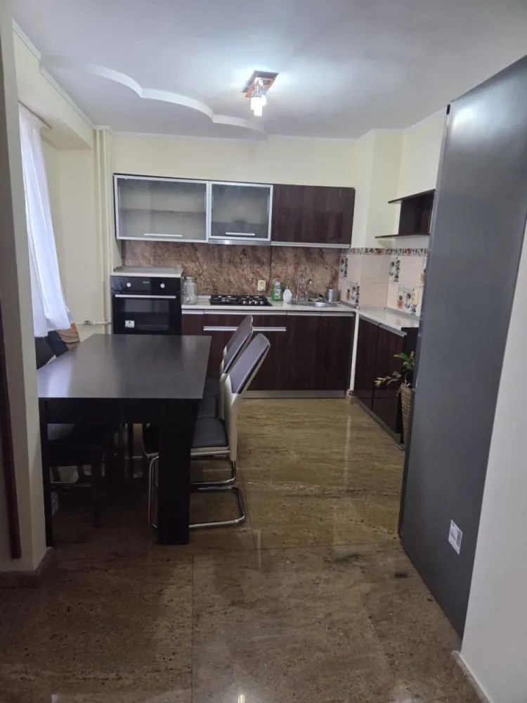 Apartament 2 camere decomandat-zona Spitalul Judetean-139.500 euro neg - Va propunem spre vanzare un apartamentcu 2 camere, decomandat, 2 balcoane inchise, de tip C situat la etajul 1 din 4, intr-un imobil amplasat intr-una dintre cele mai cautate zone ale orasului Oradea-Zona Spitalului Clinic Judetean. Apartamentul are o suprafata de 66 mp utili, la care se adauga doua balcoane inchise, si este compartyimentat eficient astfel: -2 dormitoare -bucatarie extinsa -baie cu dus, finisaje premium din granit -hol spatios la intrare -2 balcoane inchise Imobilul beneficiaza de finisaje moderne, printre care: -usa de intrare metalica -ferestre termoizilante PVC -usi interior lemn -parchet din lemn masinv in dormitoare -pardoseala din granit in restul apartamentului -mobilier la comanda Apartamentul se vinde complet mobilat si utilat, fiind ideal atat pt locuit ,cat si pentru investitie. Zona ofera acces rapid la Spitalul Clinic Judetean Oradea, mijloace de transport in comun, magazine alimentare, clinici, saloane etc. Localizare excelenta/Etaj intermediar/ Gata de mutat. Comision 0! Pret 139.500 euro neg Contact: Sorin Gligor Tel: 0731290032 }}