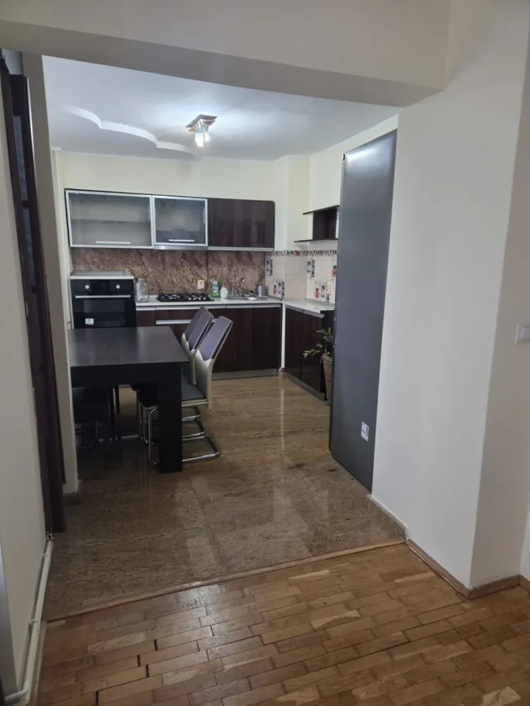 Apartament 2 camere decomandat-zona Spitalul Judetean-139.500 euro neg - Va propunem spre vanzare un apartamentcu 2 camere, decomandat, 2 balcoane inchise, de tip C situat la etajul 1 din 4, intr-un imobil amplasat intr-una dintre cele mai cautate zone ale orasului Oradea-Zona Spitalului Clinic Judetean. Apartamentul are o suprafata de 66 mp utili, la care se adauga doua balcoane inchise, si este compartyimentat eficient astfel: -2 dormitoare -bucatarie extinsa -baie cu dus, finisaje premium din granit -hol spatios la intrare -2 balcoane inchise Imobilul beneficiaza de finisaje moderne, printre care: -usa de intrare metalica -ferestre termoizilante PVC -usi interior lemn -parchet din lemn masinv in dormitoare -pardoseala din granit in restul apartamentului -mobilier la comanda Apartamentul se vinde complet mobilat si utilat, fiind ideal atat pt locuit ,cat si pentru investitie. Zona ofera acces rapid la Spitalul Clinic Judetean Oradea, mijloace de transport in comun, magazine alimentare, clinici, saloane etc. Localizare excelenta/Etaj intermediar/ Gata de mutat. Comision 0! Pret 139.500 euro neg Contact: Sorin Gligor Tel: 0731290032 }}