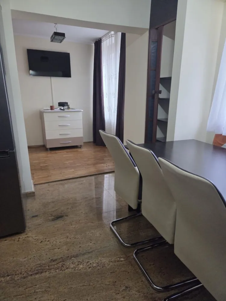 Apartament 2 camere decomandat-zona Spitalul Judetean-139.500 euro neg