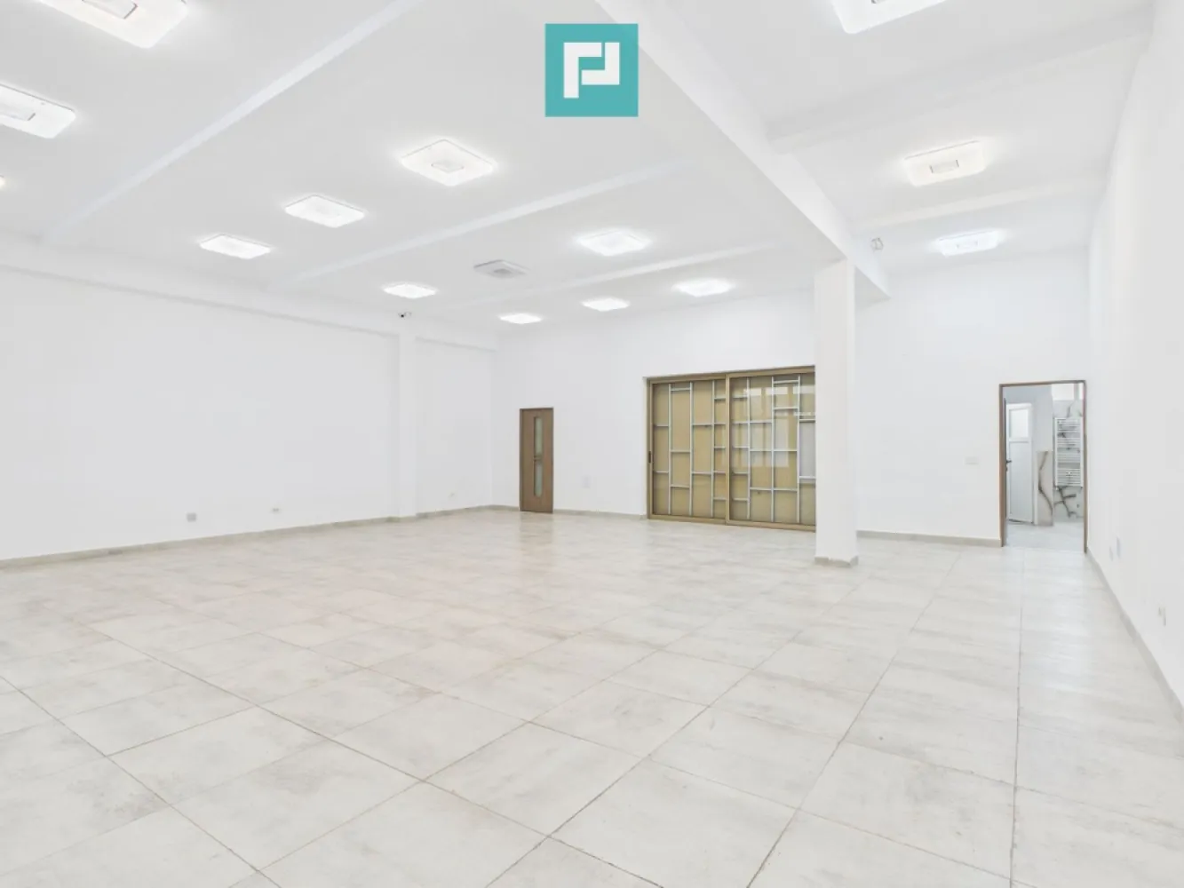 Spațiu comercial 113mp - Frumos Renovat - Cantemir - Spațiu comercial 113.4 mp open space | Vad excelent | Bd. Cantemir | Închiriere Spațiu comercial versatil, cu vizibilitate foarte bună la bulevard, amplasat în zona Cantemir, potrivit pentru o gamă largă de activități comerciale și profesionale. Configurația open space permite amenajare flexibilă, adaptată exact cerințelor chiriașului sau investitorului. Date principale Suprafață parter: 113.4 mp utili, open space Zonă cu trafic și expunere bună la bulevard Acces facil și poziționare comercială solidă Compartimentare și utilizare Parter open space – ușor de configurat Parcari la discretie Toalete si dusuri. Predispozitie apa si curent pentru cel putin 6 - 8 postatii de coafor, salon beauty sau barber shop/frizerie. Spațiul este pretabil pentru aproape orice tip de activitate: magazin retail / showroom clinică / servicii medicale birouri firmă sală fitness / studio antrenamente centru servicii after-school / training activități comerciale mixte Condiții financiare: Chirie: 950 € / lună – negociabil Avantaje cheie ✔ Suprafață mare, ușor adaptabilă ✔ Open space – flexibilitate totală de amenajare ✔ Vizibilitate la bulevard – expunere comercială reală Pentru detalii tehnice, schițe și programare vizionare, contact direct. Spațiul permite implementare rapidă pentru majoritatea conceptelor de business. Morar Ramon - Consultant Imobiliar Telefon - +40 771 796 288 Email - ramon.morar@propertylab.ro COD - CP2898458 }}