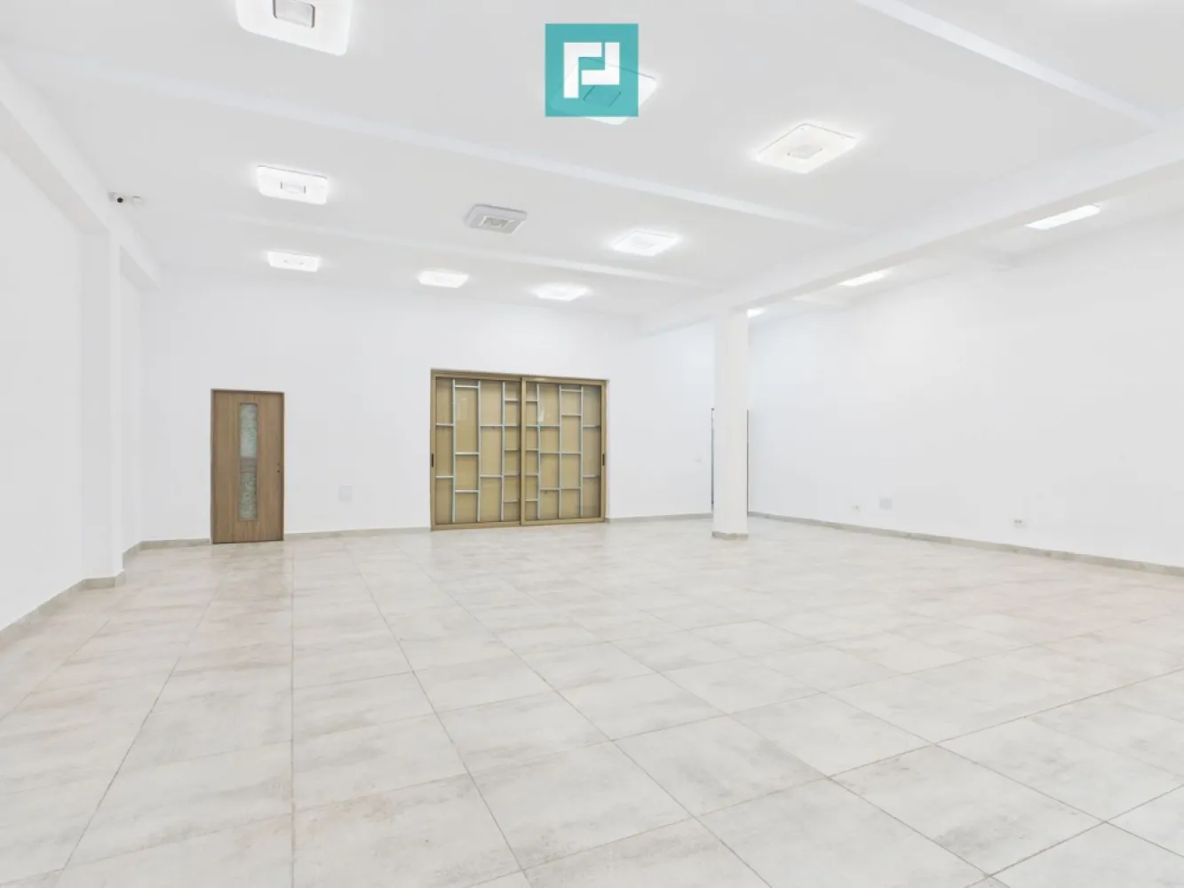 Spațiu comercial 113mp - Frumos Renovat - Cantemir - Spațiu comercial 113.4 mp open space | Vad excelent | Bd. Cantemir | Închiriere Spațiu comercial versatil, cu vizibilitate foarte bună la bulevard, amplasat în zona Cantemir, potrivit pentru o gamă largă de activități comerciale și profesionale. Configurația open space permite amenajare flexibilă, adaptată exact cerințelor chiriașului sau investitorului. Date principale Suprafață parter: 113.4 mp utili, open space Zonă cu trafic și expunere bună la bulevard Acces facil și poziționare comercială solidă Compartimentare și utilizare Parter open space – ușor de configurat Parcari la discretie Toalete si dusuri. Predispozitie apa si curent pentru cel putin 6 - 8 postatii de coafor, salon beauty sau barber shop/frizerie. Spațiul este pretabil pentru aproape orice tip de activitate: magazin retail / showroom clinică / servicii medicale birouri firmă sală fitness / studio antrenamente centru servicii after-school / training activități comerciale mixte Condiții financiare: Chirie: 950 € / lună – negociabil Avantaje cheie ✔ Suprafață mare, ușor adaptabilă ✔ Open space – flexibilitate totală de amenajare ✔ Vizibilitate la bulevard – expunere comercială reală Pentru detalii tehnice, schițe și programare vizionare, contact direct. Spațiul permite implementare rapidă pentru majoritatea conceptelor de business. Morar Ramon - Consultant Imobiliar Telefon - +40 771 796 288 Email - ramon.morar@propertylab.ro COD - CP2898458 }}