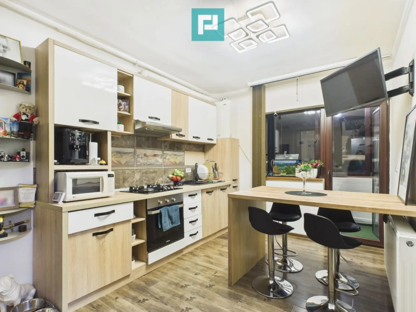 Apartament cu 2 camere la bloc nou în Pârneava - Vă propunem un apartament cu 2 camere, situat în cartierul Parneava, la etajul 2 din 3, într-un bloc nou, construit în anul 2018. Apartamentul are o suprafață utilă de 45 mp și este complet mobilat și utilat, fiind pregătit pentru mutare imediată. Beneficiază de mobilier modern, electrocasnice, centrală proprie pe gaz, geamuri termopan și balcon închis, oferind un nivel ridicat de confort. Caracteristici: 2 camere Suprafață utilă: 45 mp Etaj 2 din 3 Balcon închis Centrală proprie pe gaz Geamuri termopan Mobilat și utilat complet Bloc nou – construcție 2018 Apartamentul este ideal atât pentru locuință proprie, cât și pentru investiție, fiind amplasat într-o zonă liniștită, cu acces facil către principalele puncte de interes. Pentru mai multe informații, sunați sau scrieți la: Szekeres Carol Telefon: 0729 966 649 E-mail: carol.szekeres@propertylab.ro Cristina Sipea Telefon: 0741 688 040 E-mail: cristina.sipea@gmail.com CP2898390 }}