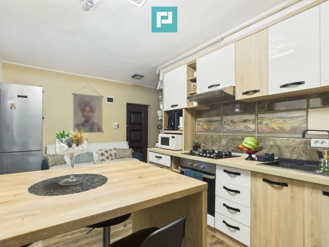 Apartament cu 2 camere la bloc nou în Pârneava - Vă propunem un apartament cu 2 camere, situat în cartierul Parneava, la etajul 2 din 3, într-un bloc nou, construit în anul 2018. Apartamentul are o suprafață utilă de 45 mp și este complet mobilat și utilat, fiind pregătit pentru mutare imediată. Beneficiază de mobilier modern, electrocasnice, centrală proprie pe gaz, geamuri termopan și balcon închis, oferind un nivel ridicat de confort. Caracteristici: 2 camere Suprafață utilă: 45 mp Etaj 2 din 3 Balcon închis Centrală proprie pe gaz Geamuri termopan Mobilat și utilat complet Bloc nou – construcție 2018 Apartamentul este ideal atât pentru locuință proprie, cât și pentru investiție, fiind amplasat într-o zonă liniștită, cu acces facil către principalele puncte de interes. Pentru mai multe informații, sunați sau scrieți la: Szekeres Carol Telefon: 0729 966 649 E-mail: carol.szekeres@propertylab.ro Cristina Sipea Telefon: 0741 688 040 E-mail: cristina.sipea@gmail.com CP2898390 }}