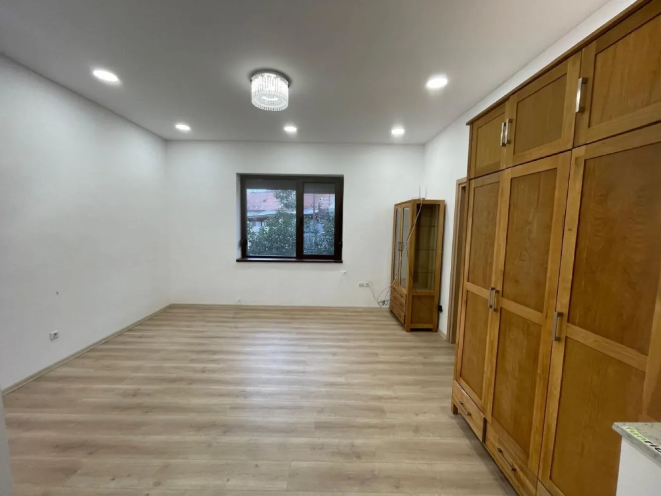 Chirie casă 3 camere ,terasa, curte acces auto – par Bratianu-1000 e/l - Casă cu 3 camere de închiriat,terasa, curte acces auto – ultracentral, zona Parcul Bratianu La parter avem un living-bucatarie open space foarte generos si partial mobiat, doua camere si doua bai.Acces pe terasa exterioara acoperita. La mansarda dispune de o camera generoasa in suprafata de cca 30 mp, cu iluminare prin ferestre tip velux, o baie plus o terasa exterioara. Camerele sunt dotate cu aparate de clmatizare, incalzirea se face pe electric, casa dispunand de un sistem fotovoltaic cea ce reduce costul de intretinere smnifcativ. Proprietaetea dispune de sistem de alarma cat si supraveghere video. Acces auto in fata cat si in curte. Este pozitionata langa Parcul Ion Constantin Bratianu la 5 min de centrul orasului sau Aqua Park Nymphea. Recomandabila pt locuinta familiala sau sediu firma. Pret 1000 euro/luna Se percepe garantie Contact: Sorin Gligor Tel: 073120032 }}