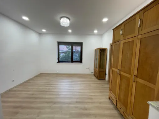 Chirie casă 3 camere ,terasa, curte acces auto – par Bratianu-1000 e/l