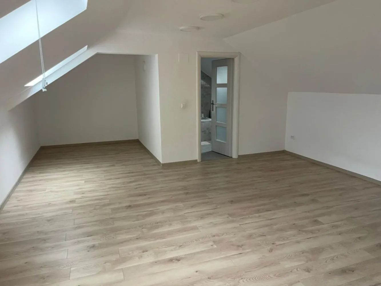 Chirie casă 3 camere ,terasa, curte acces auto – par Bratianu-1000 e/l - Casă cu 3 camere de închiriat,terasa, curte acces auto – ultracentral, zona Parcul Bratianu La parter avem un living-bucatarie open space foarte generos si partial mobiat, doua camere si doua bai.Acces pe terasa exterioara acoperita. La mansarda dispune de o camera generoasa in suprafata de cca 30 mp, cu iluminare prin ferestre tip velux, o baie plus o terasa exterioara. Camerele sunt dotate cu aparate de clmatizare, incalzirea se face pe electric, casa dispunand de un sistem fotovoltaic cea ce reduce costul de intretinere smnifcativ. Proprietaetea dispune de sistem de alarma cat si supraveghere video. Acces auto in fata cat si in curte. Este pozitionata langa Parcul Ion Constantin Bratianu la 5 min de centrul orasului sau Aqua Park Nymphea. Recomandabila pt locuinta familiala sau sediu firma. Pret 1000 euro/luna Se percepe garantie Contact: Sorin Gligor Tel: 073120032 }}