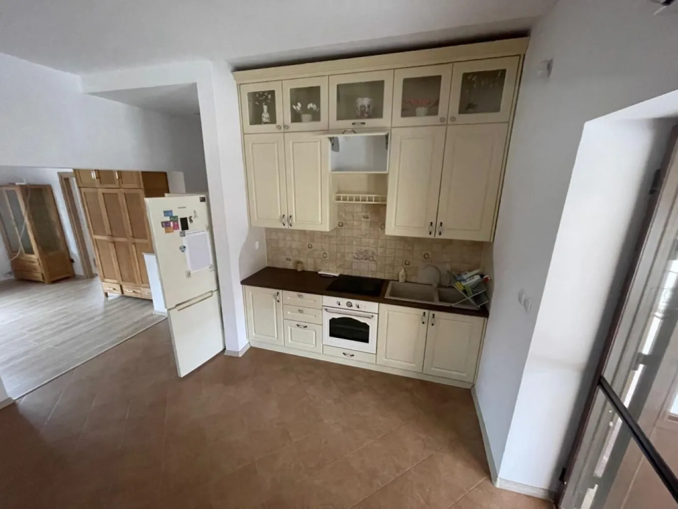 Chirie casă 3 camere ,terasa, curte acces auto – par Bratianu-1000 e/l