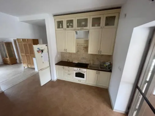 Chirie casă 3 camere ,terasa, curte acces auto – par Bratianu-1000 e/l