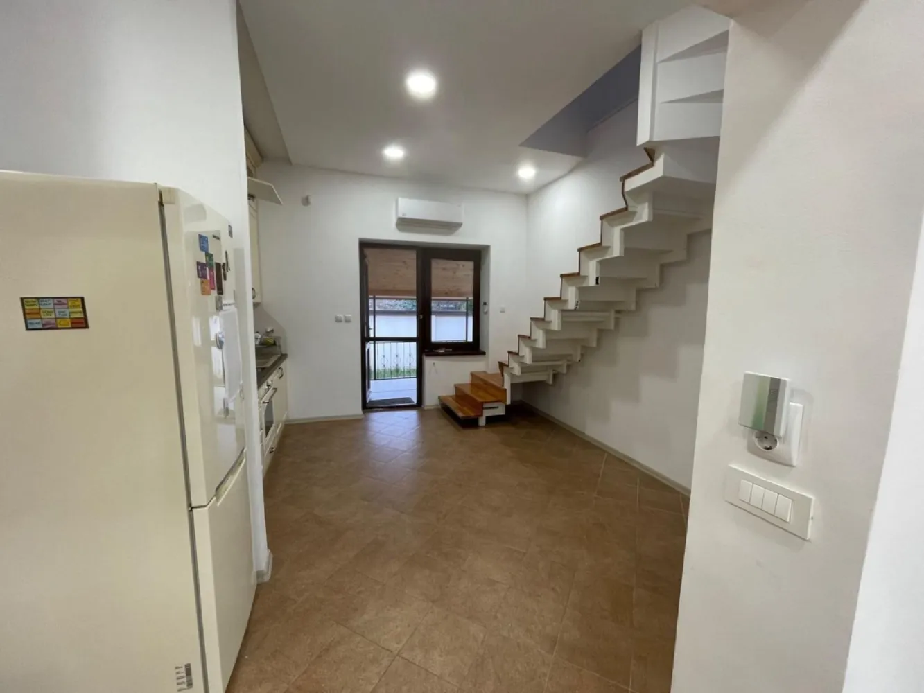 Chirie casă 3 camere ,terasa, curte acces auto – par Bratianu-1000 e/l