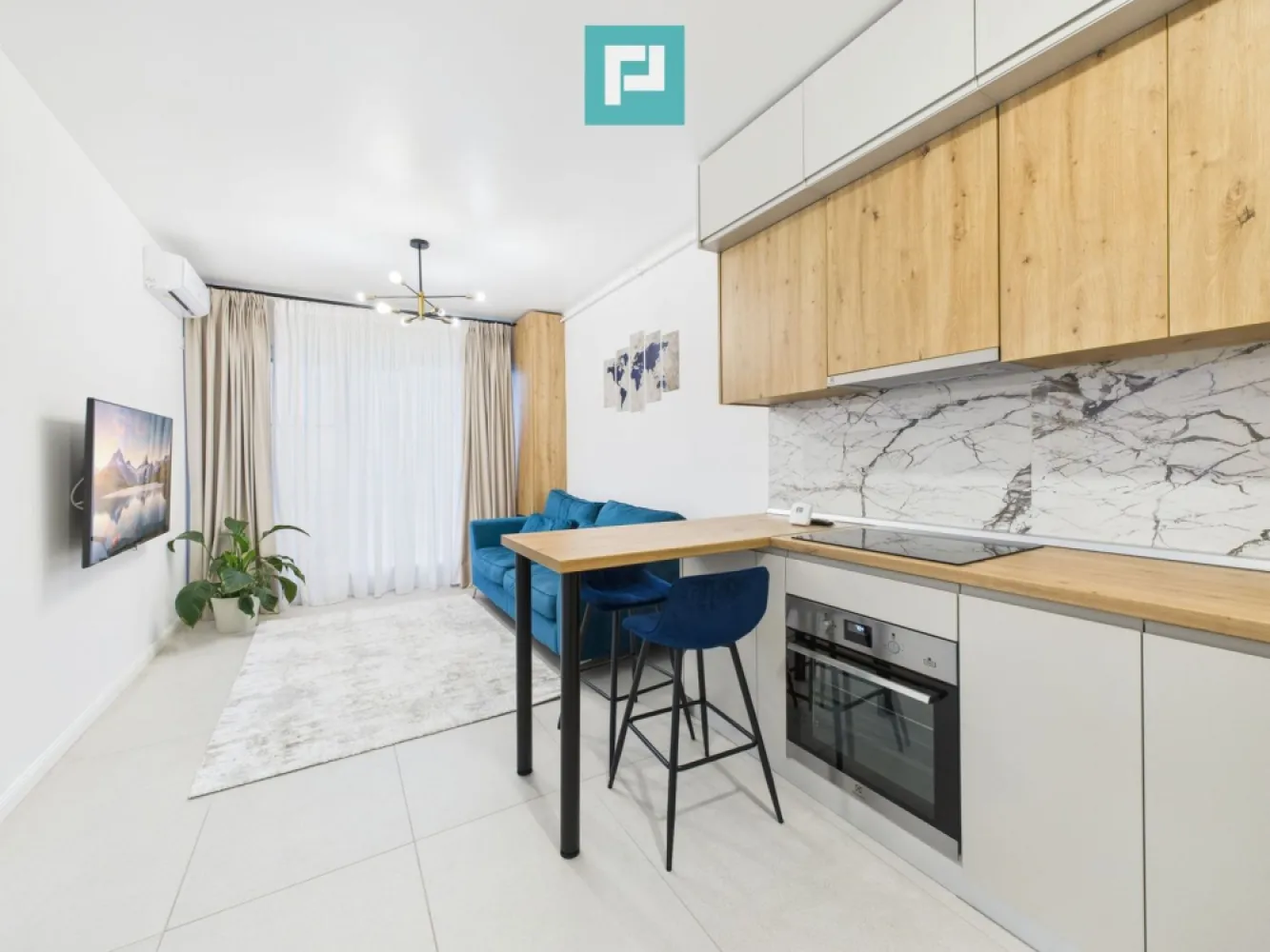 Apartament cu priveliște panoramică Pipera - Apartament cu priveliște panoramică Pipera Descoperă un studio dublu modern situat în complexul Ambiance Residence Pipera, perfect pentru cei care caută un spațiu luminos, complet mobilat și cu o priveliște panoramică. Cu o suprafață utilă de 36,3 mp și un balcon generos de 6 mp, acest apartament îmbină designul contemporan cu funcționalitatea, oferind un confort ideal pentru o persoană activă sau un cuplu. Compartimentarea este eficientă și echilibrată: Hol de acces, Bucătărie complet utilată în plan deschis cu livingul, Nișă de dormit separată, Baie dotată cu cadă, Balcon cu vedere panoramică, ideal pentru relaxare. Finisajele moderne, mobilierul nou și atenția la detalii transformă acest studio într-o locuință primitoare și ușor de întreținut. Complexul Ambiance Residence este cunoscut pentru poziționarea excelentă, liniștea zonei și accesul rapid către zona de birouri din Pipera, Promenada Mall, Șoseaua Nordului și A3. - Locație: Ambiance Residence, Pipera - Suprafață utilă: 36,3 mp + balcon 6 mp - Etaj: 6 - Disponibil: imediat - Se închiriază complet mobilat și utilat Un apartament cochet, cu un aer modern și o priveliște care te cucerește de la prima vizionare. Sună acum! Consultant imobiliar PropertyLab Lavinia Paraschiv 0730873990 lavinia.paraschiv@propertylab.ro CP2895444 }}