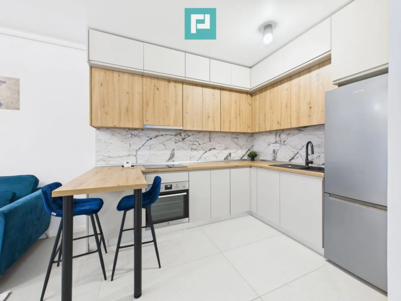 Apartament cu priveliște panoramică Pipera - Apartament cu priveliște panoramică Pipera Descoperă un studio dublu modern situat în complexul Ambiance Residence Pipera, perfect pentru cei care caută un spațiu luminos, complet mobilat și cu o priveliște panoramică. Cu o suprafață utilă de 36,3 mp și un balcon generos de 6 mp, acest apartament îmbină designul contemporan cu funcționalitatea, oferind un confort ideal pentru o persoană activă sau un cuplu. Compartimentarea este eficientă și echilibrată: Hol de acces, Bucătărie complet utilată în plan deschis cu livingul, Nișă de dormit separată, Baie dotată cu cadă, Balcon cu vedere panoramică, ideal pentru relaxare. Finisajele moderne, mobilierul nou și atenția la detalii transformă acest studio într-o locuință primitoare și ușor de întreținut. Complexul Ambiance Residence este cunoscut pentru poziționarea excelentă, liniștea zonei și accesul rapid către zona de birouri din Pipera, Promenada Mall, Șoseaua Nordului și A3. - Locație: Ambiance Residence, Pipera - Suprafață utilă: 36,3 mp + balcon 6 mp - Etaj: 6 - Disponibil: imediat - Se închiriază complet mobilat și utilat Un apartament cochet, cu un aer modern și o priveliște care te cucerește de la prima vizionare. Sună acum! Consultant imobiliar PropertyLab Lavinia Paraschiv 0730873990 lavinia.paraschiv@propertylab.ro CP2895444 }}