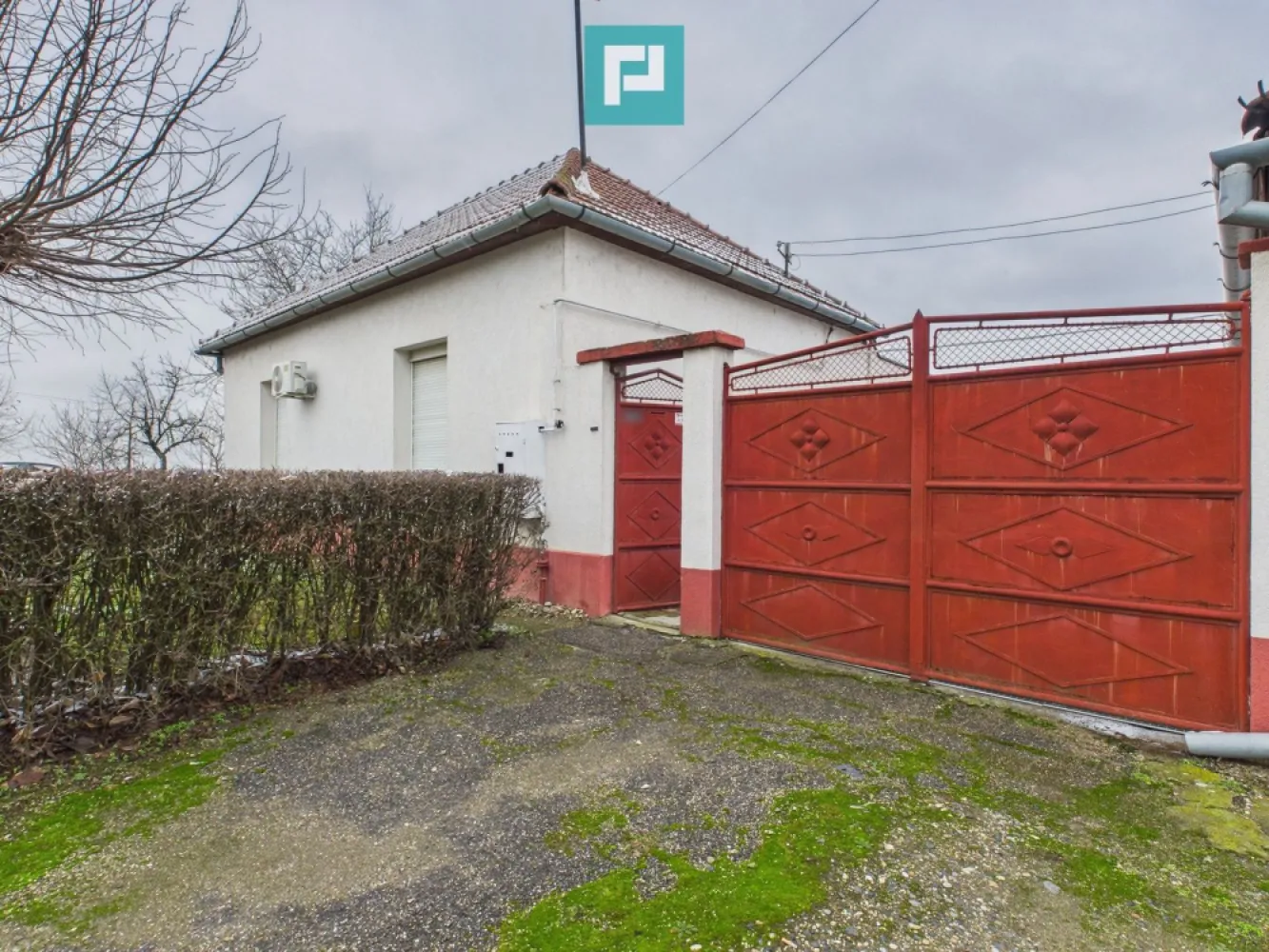 Casă cu 2 corpuri și 5 camere în Livada - Se oferă spre vânzare proprietate situată în localitatea Livada, compusă din două corpuri de clădire, ideale pentru două familii care doresc să locuiască împreună, dar cu un grad de independență. Construcția este realizată astfel: un corp din văiugă un corp din cărămidă Suprafața totală utilă este de 156 mp, compartimentată în: 5 camere 2 bucătării 2 băi Imobilul dispune de geamuri termopan, asigurând confort termic și fonic sporit. Utilități disponibile: gaz, curent electric, apă și canalizare. Terenul are o suprafață de 834 mp, cu grădină generoasă, ideală pentru relaxare sau diverse amenajări. Proprietatea este situată într-o zonă liniștită, potrivită pentru locuire permanentă. Această proprietate reprezintă o soluție foarte bună pentru două familii sau pentru o familie extinsă. Consultanți imobiliari: Szekeres Carol Telefon: 0729 966 649 Email: carol.szekeres@propertylab.ro Cristina Sipea Telefon: 0741 688 040 Email: cristina.sipea@propertylab.ro CP2895349 }}