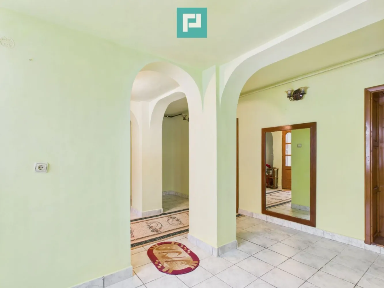 Casă cu 2 corpuri și 5 camere în Livada - Se oferă spre vânzare proprietate situată în localitatea Livada, compusă din două corpuri de clădire, ideale pentru două familii care doresc să locuiască împreună, dar cu un grad de independență. Construcția este realizată astfel: un corp din văiugă un corp din cărămidă Suprafața totală utilă este de 156 mp, compartimentată în: 5 camere 2 bucătării 2 băi Imobilul dispune de geamuri termopan, asigurând confort termic și fonic sporit. Utilități disponibile: gaz, curent electric, apă și canalizare. Terenul are o suprafață de 834 mp, cu grădină generoasă, ideală pentru relaxare sau diverse amenajări. Proprietatea este situată într-o zonă liniștită, potrivită pentru locuire permanentă. Această proprietate reprezintă o soluție foarte bună pentru două familii sau pentru o familie extinsă. Consultanți imobiliari: Szekeres Carol Telefon: 0729 966 649 Email: carol.szekeres@propertylab.ro Cristina Sipea Telefon: 0741 688 040 Email: cristina.sipea@propertylab.ro CP2895349 }}