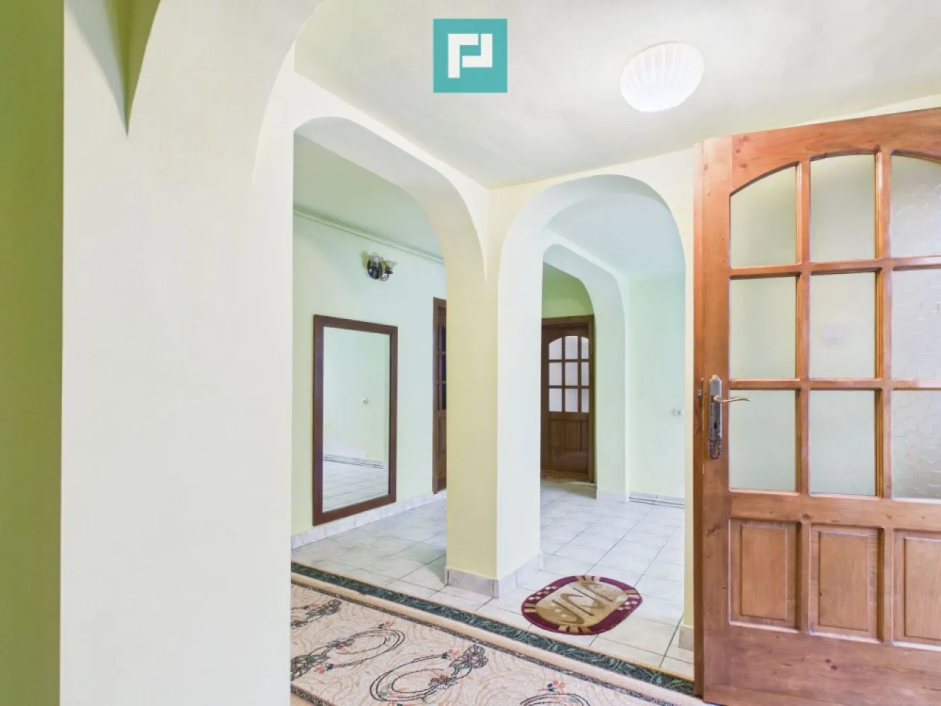 Casă cu 2 corpuri și 5 camere în Livada - Se oferă spre vânzare proprietate situată în localitatea Livada, compusă din două corpuri de clădire, ideale pentru două familii care doresc să locuiască împreună, dar cu un grad de independență. Construcția este realizată astfel: un corp din văiugă un corp din cărămidă Suprafața totală utilă este de 156 mp, compartimentată în: 5 camere 2 bucătării 2 băi Imobilul dispune de geamuri termopan, asigurând confort termic și fonic sporit. Utilități disponibile: gaz, curent electric, apă și canalizare. Terenul are o suprafață de 834 mp, cu grădină generoasă, ideală pentru relaxare sau diverse amenajări. Proprietatea este situată într-o zonă liniștită, potrivită pentru locuire permanentă. Această proprietate reprezintă o soluție foarte bună pentru două familii sau pentru o familie extinsă. Consultanți imobiliari: Szekeres Carol Telefon: 0729 966 649 Email: carol.szekeres@propertylab.ro Cristina Sipea Telefon: 0741 688 040 Email: cristina.sipea@propertylab.ro CP2895349 }}